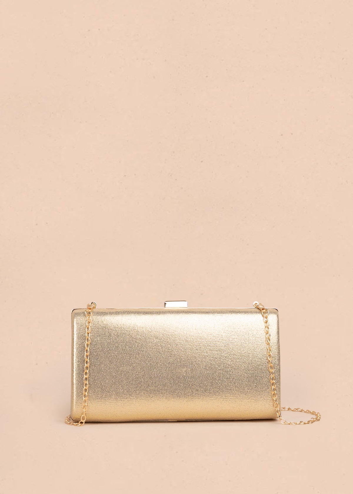 Bolso tipo bandolera color dorado con patrón texturizado en piedras brillantes y cadena 105760