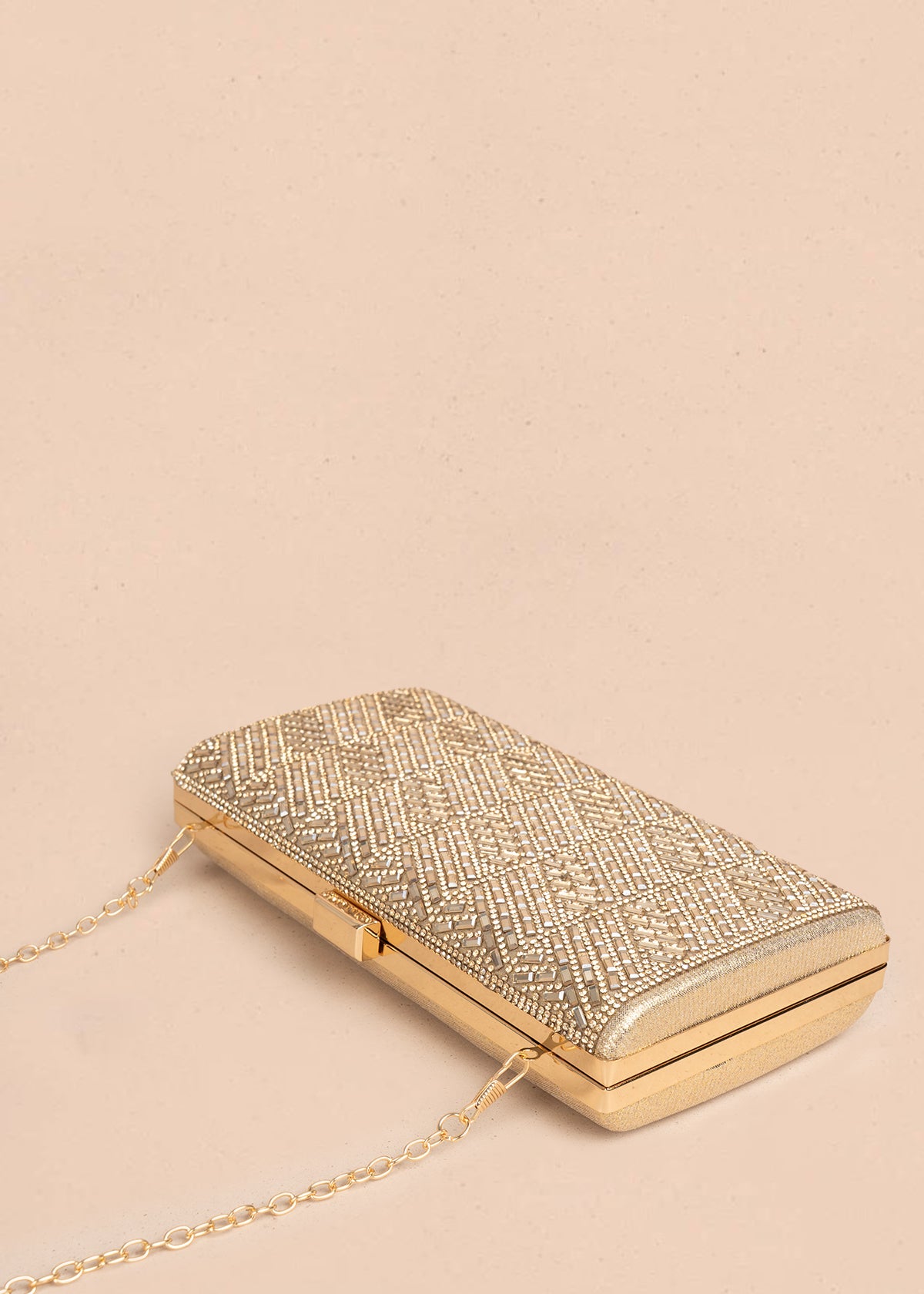 Bolso tipo bandolera color dorado con patrón texturizado en piedras brillantes y cadena 105760