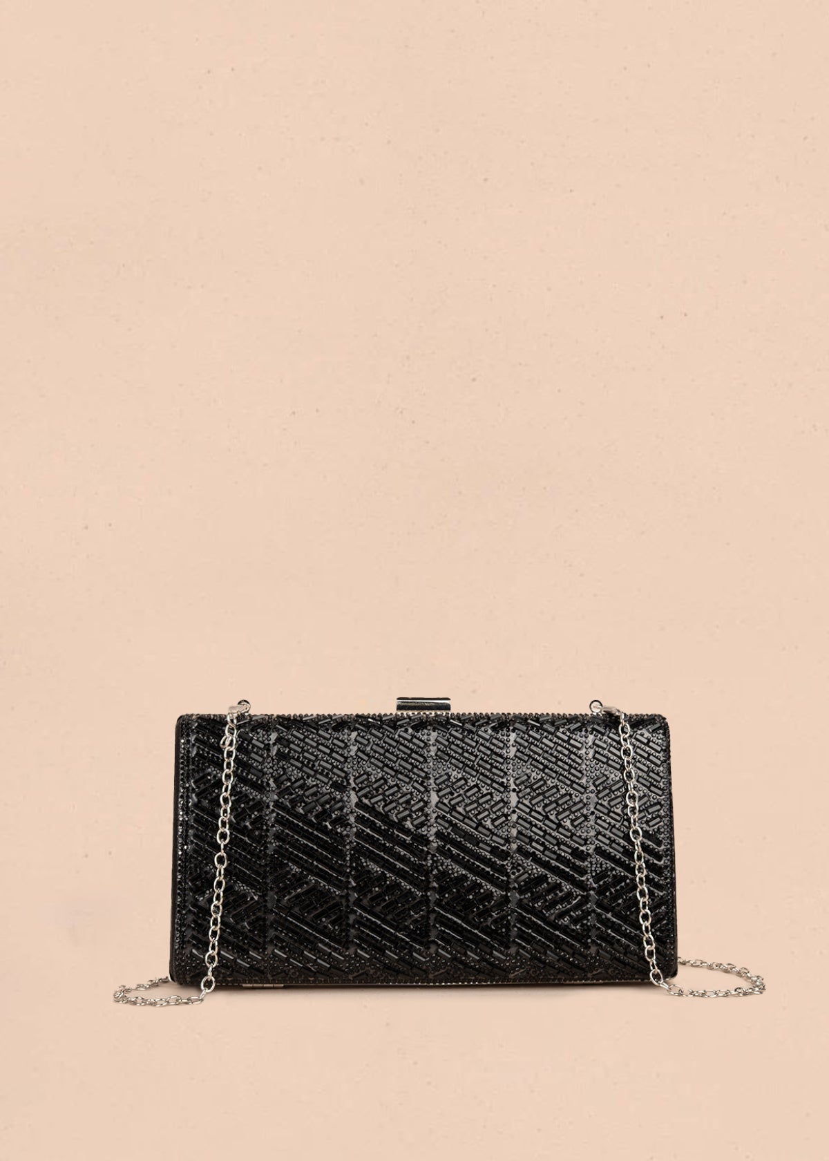 Bolso tipo bandolera color negro con patrón texturizado en piedras brillantes y cadena 105760