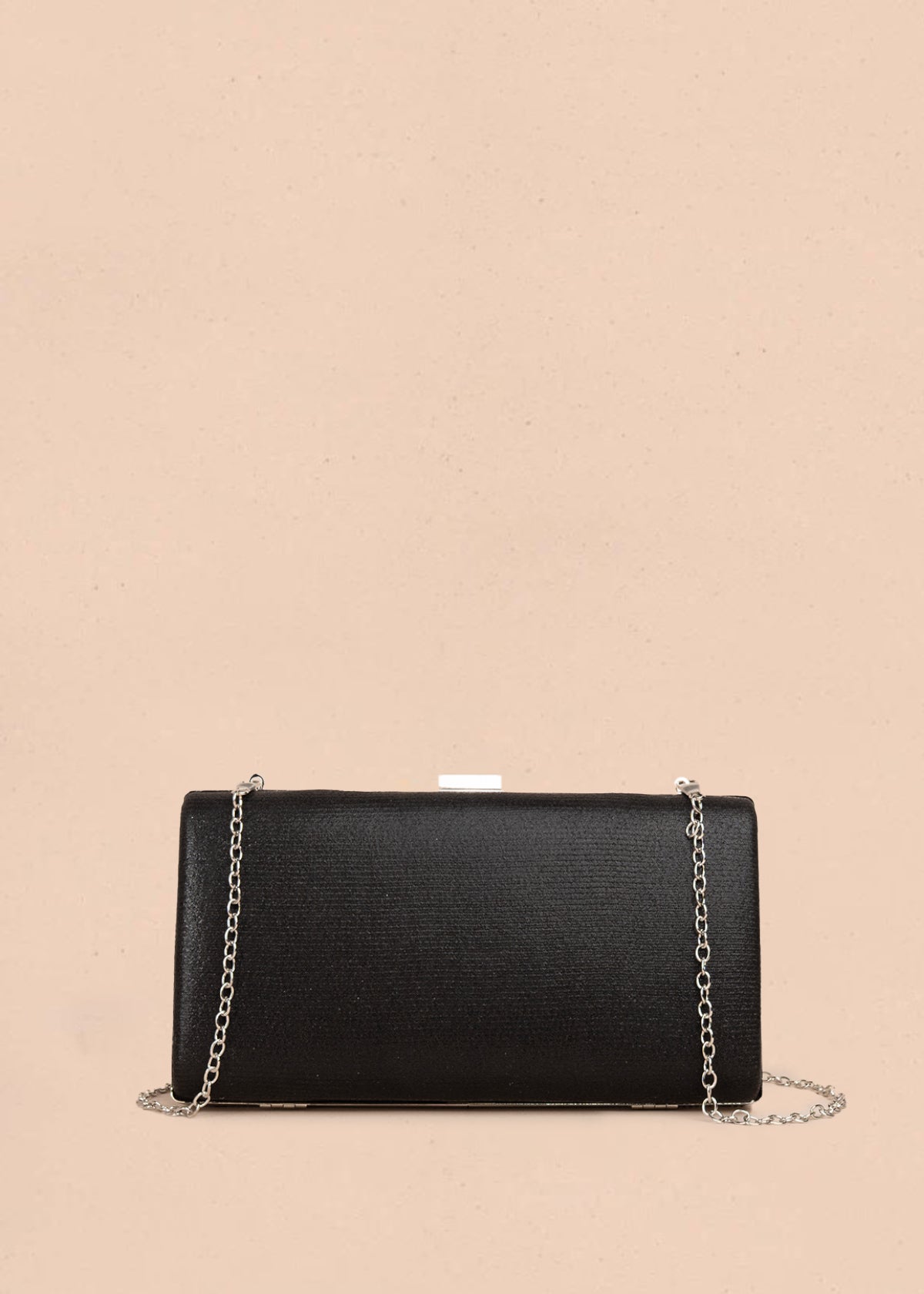 Bolso tipo bandolera color negro con patrón texturizado en piedras brillantes y cadena 105760