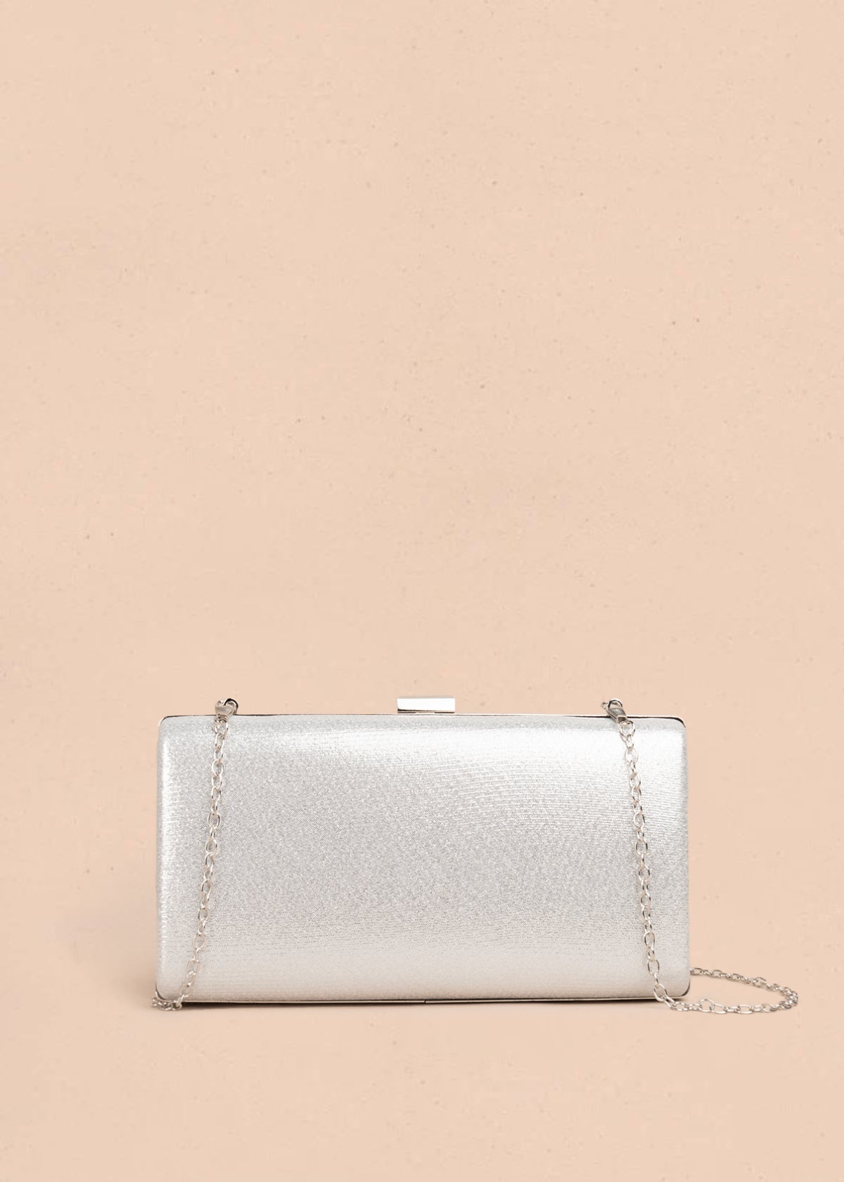 Bolso tipo bandolera color plata con patrón texturizado en piedras brillantes y cadena 105760