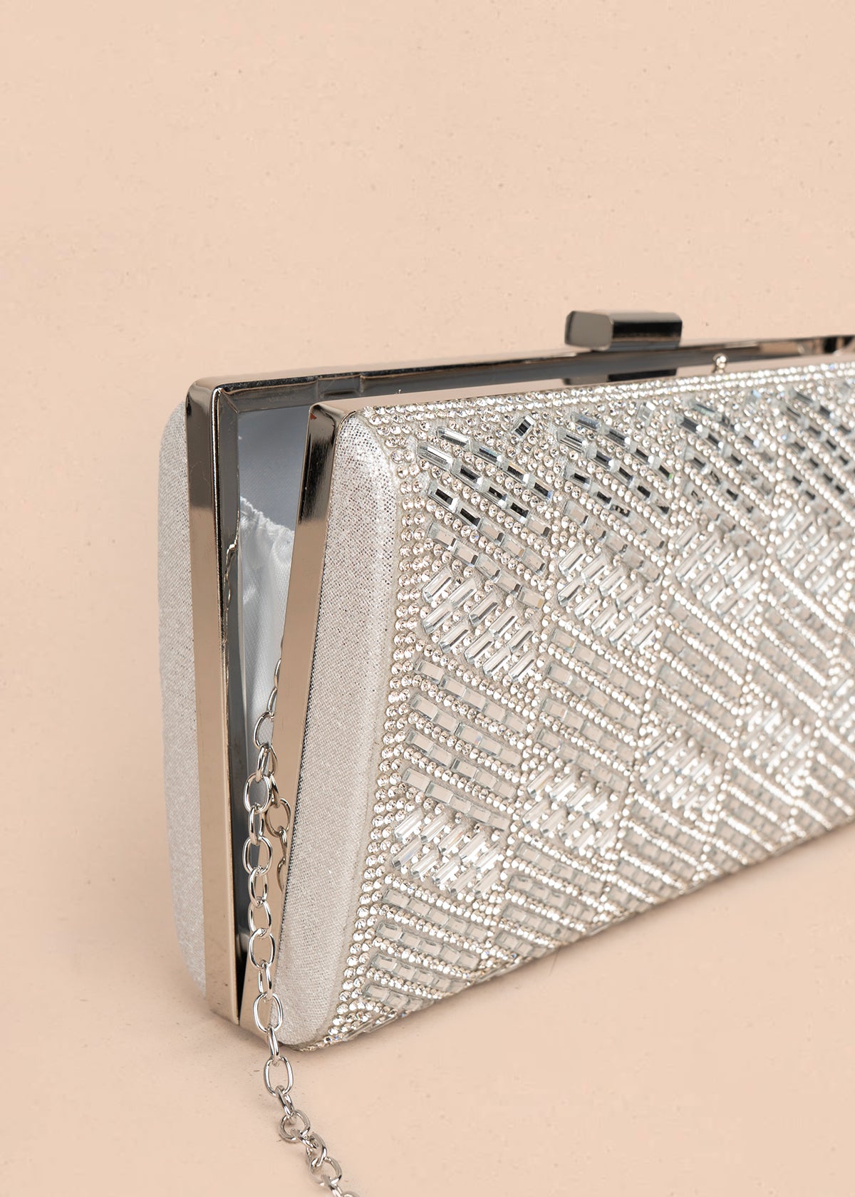 Bolso tipo bandolera color plata con patrón texturizado en piedras brillantes y cadena 105760