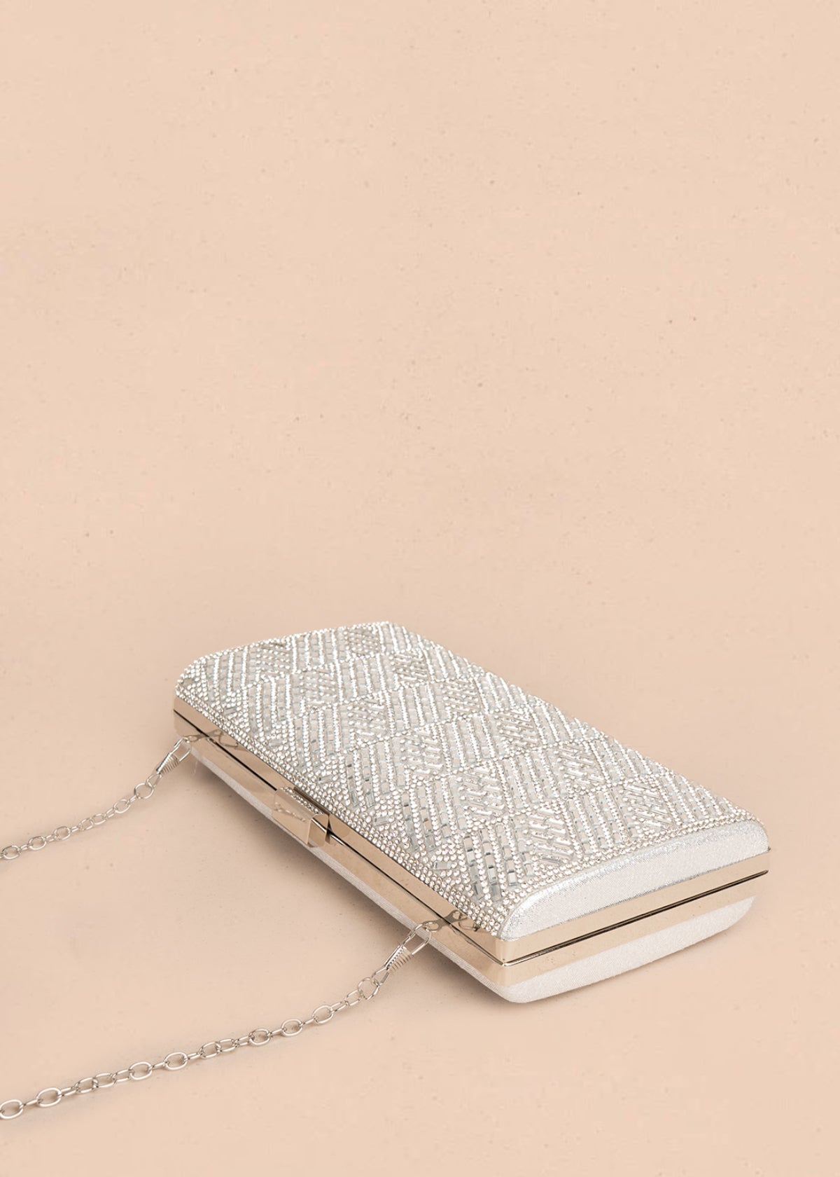 Bolso tipo bandolera color plata con patrón texturizado en piedras brillantes y cadena 105760
