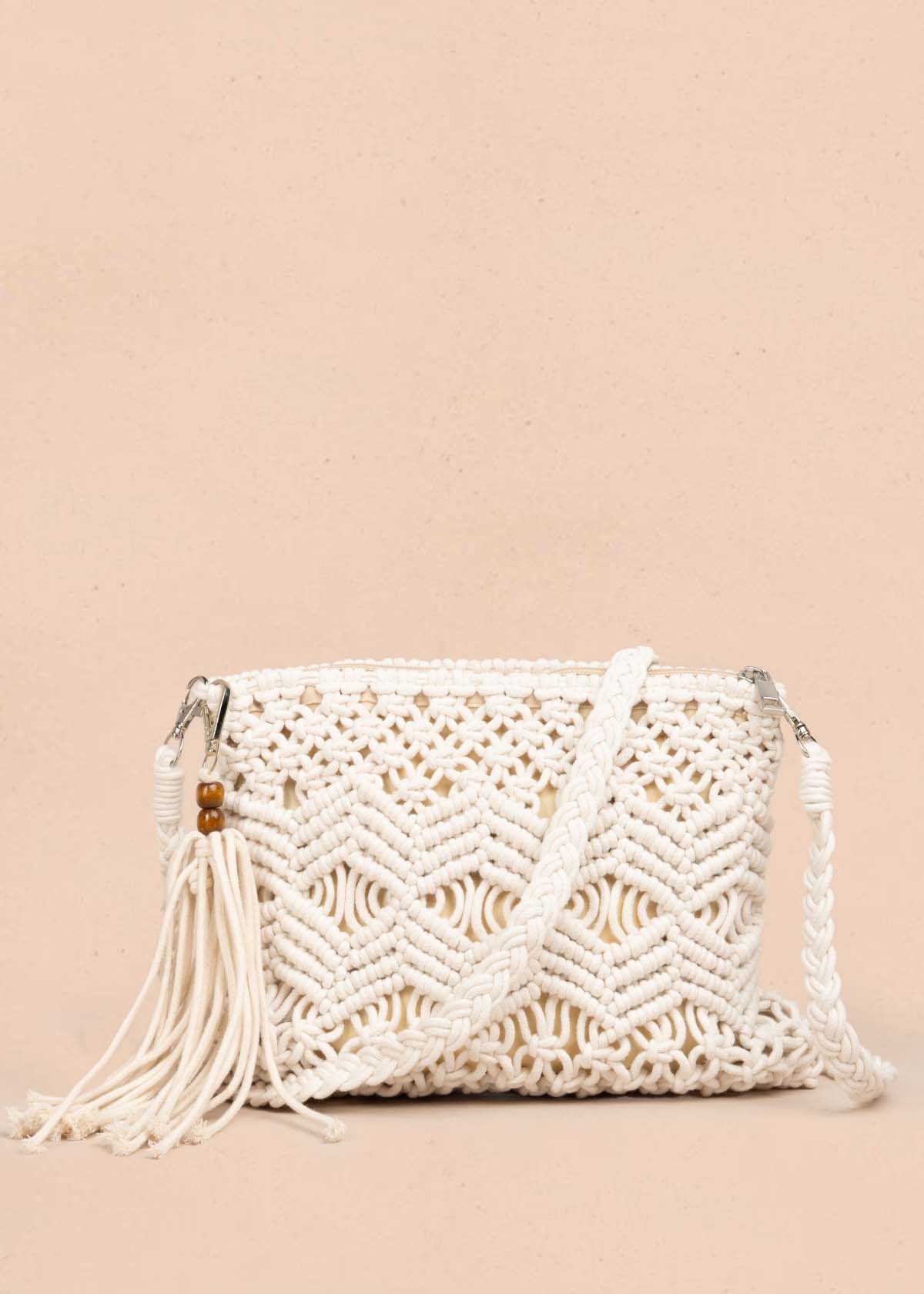 Bolso manos libres tejido color beige con borla 105761