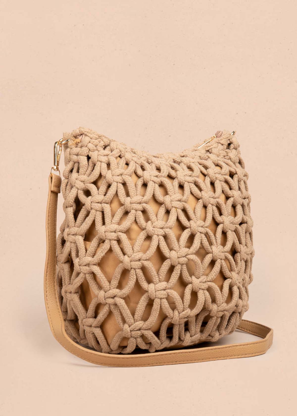 Bolso manos libres tejido color camel 105762
