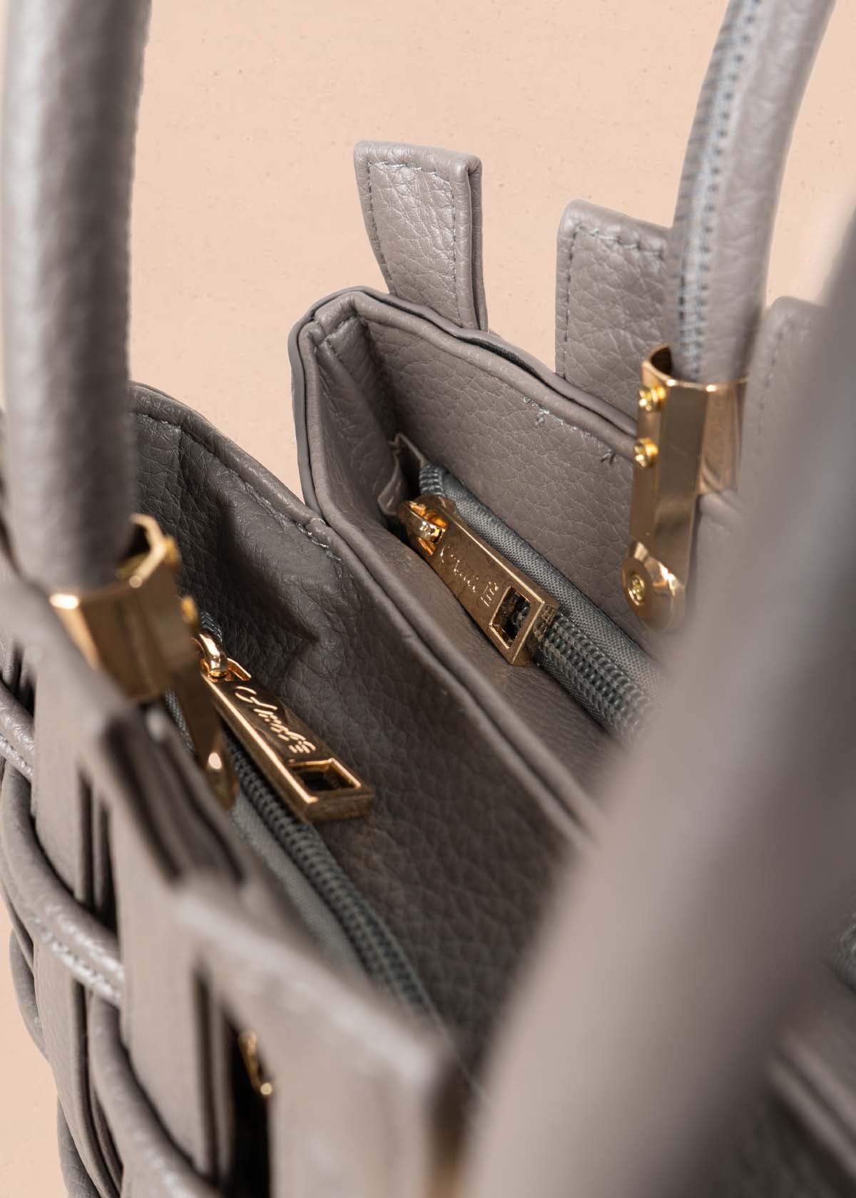 Bolso tipo cartera color gris con llavero 105763