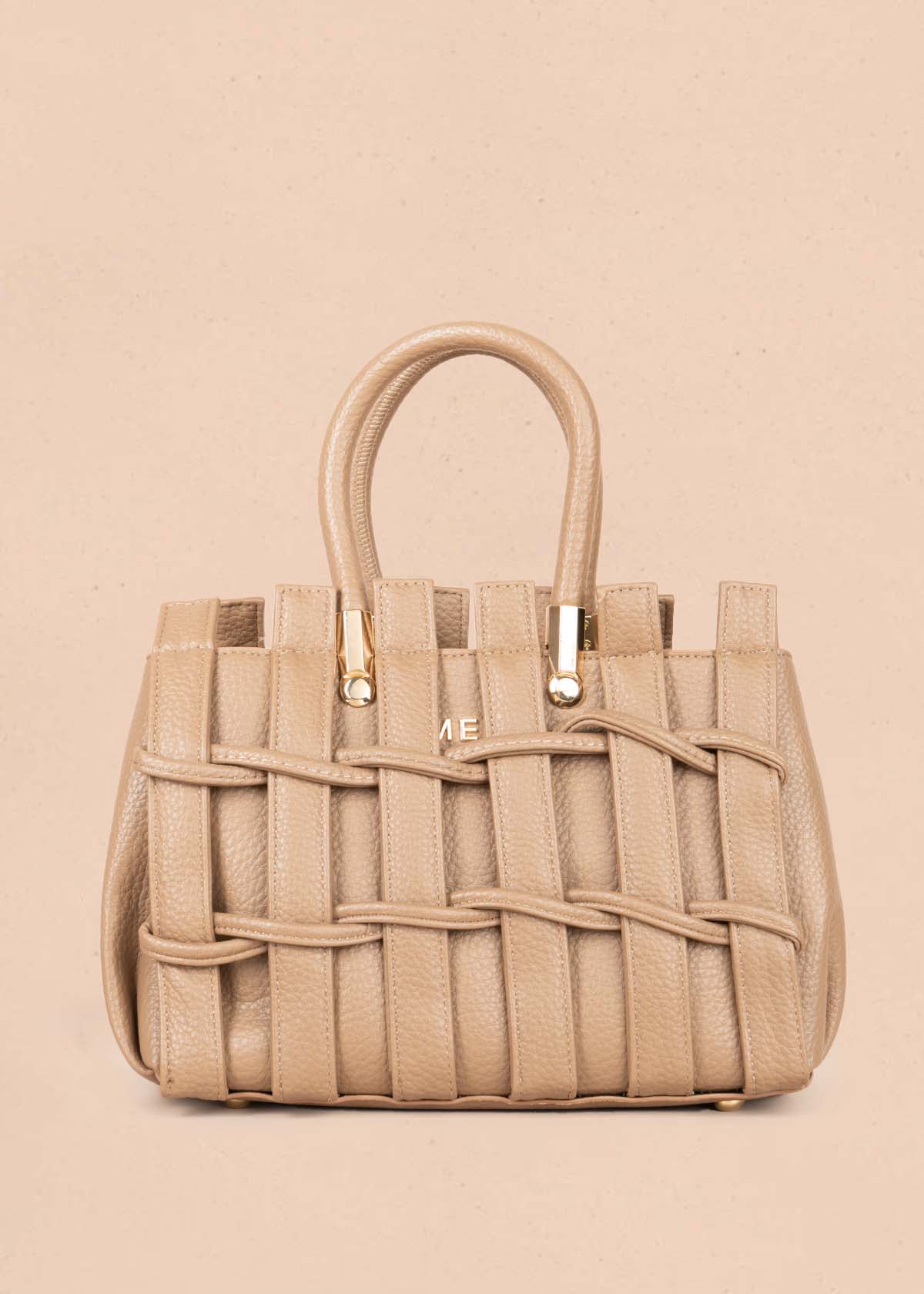Bolso tipo cartera color moca con llavero 105763