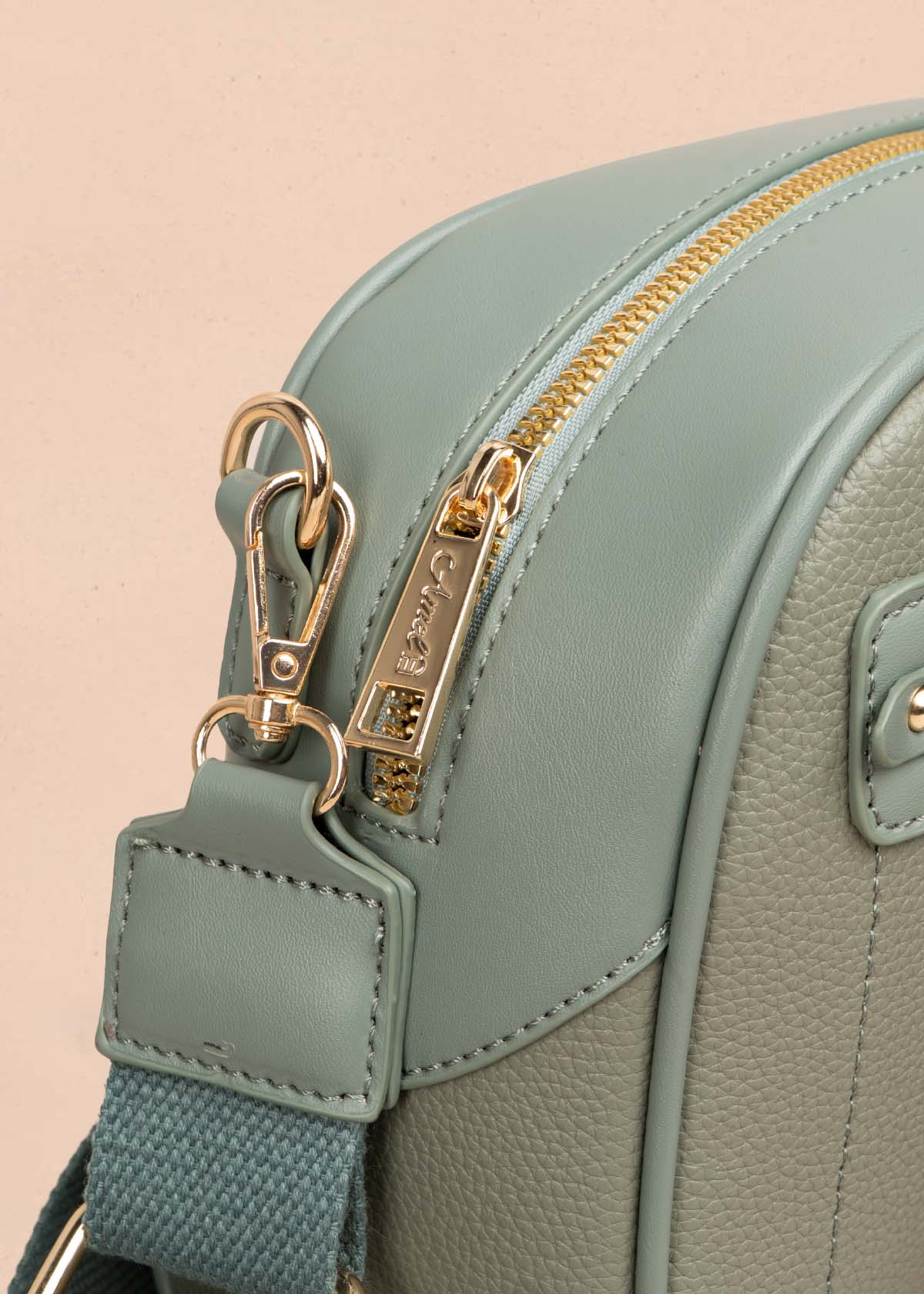 Bolso manos libres color verde con cadena en cierre 105771