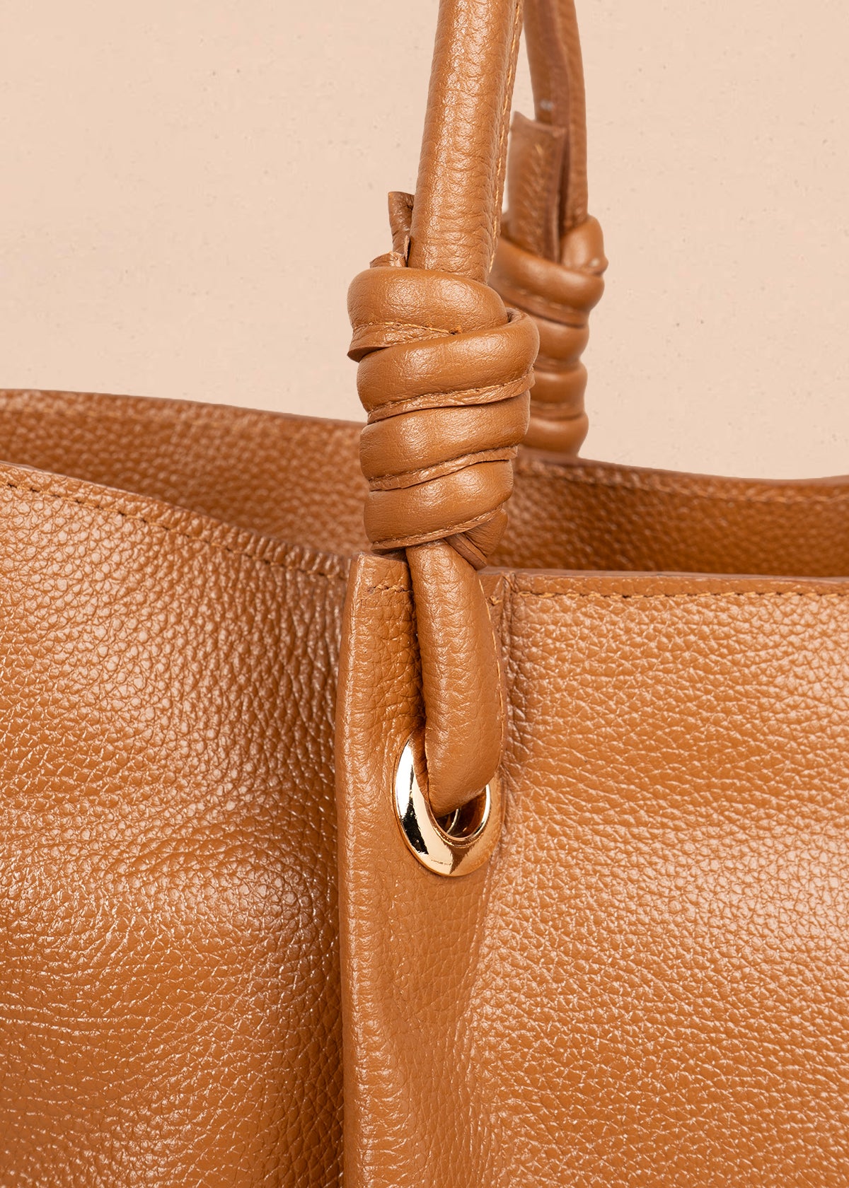 Bolso tipo cartera en cuero color miel 105782