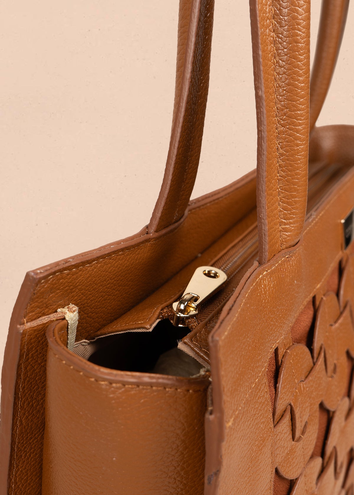 Bolso tipo shopping en cuero color miel con grabado trenzado 105783