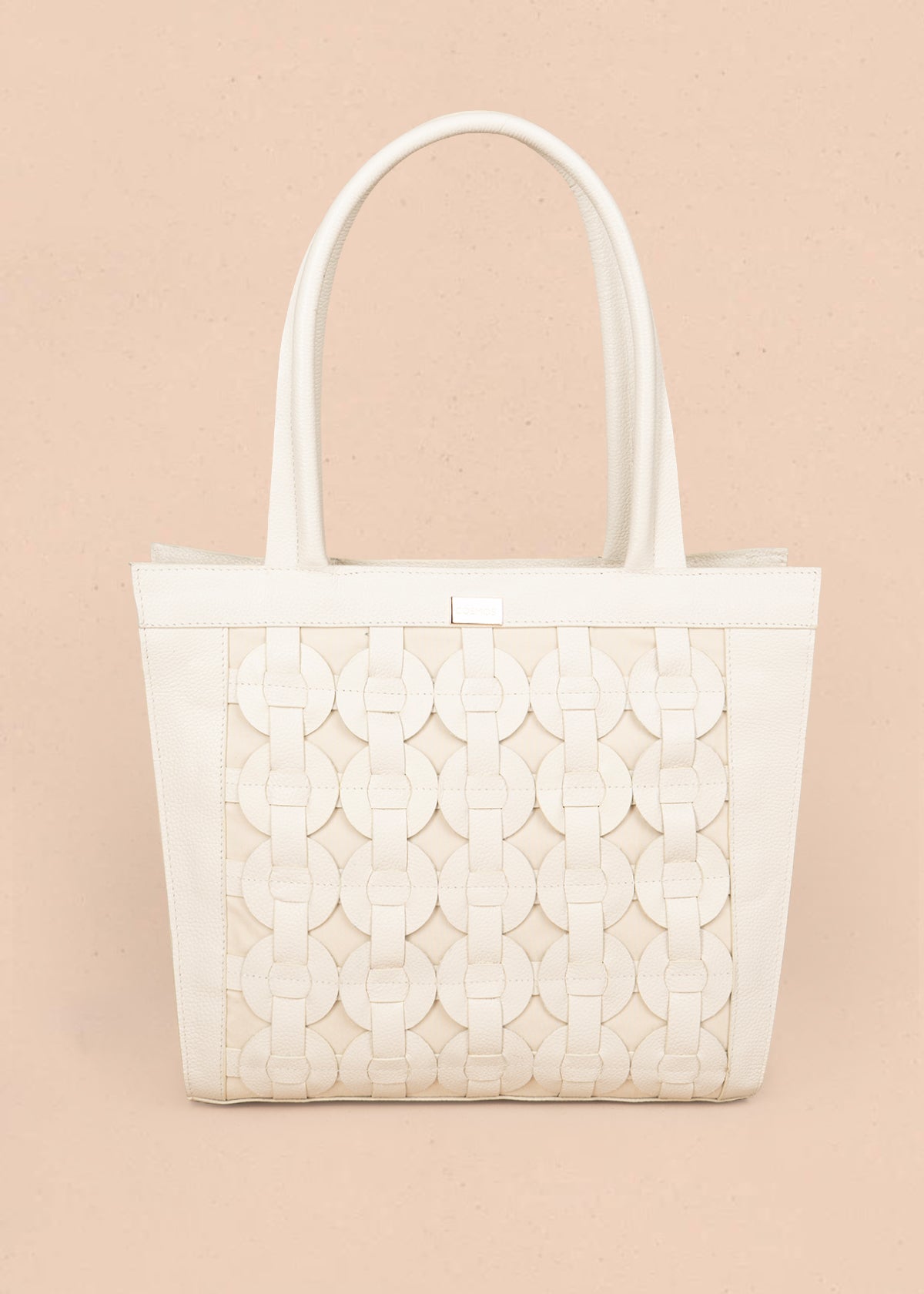 Bolso tipo shopping en cuero color talco con grabado trenzado 105783