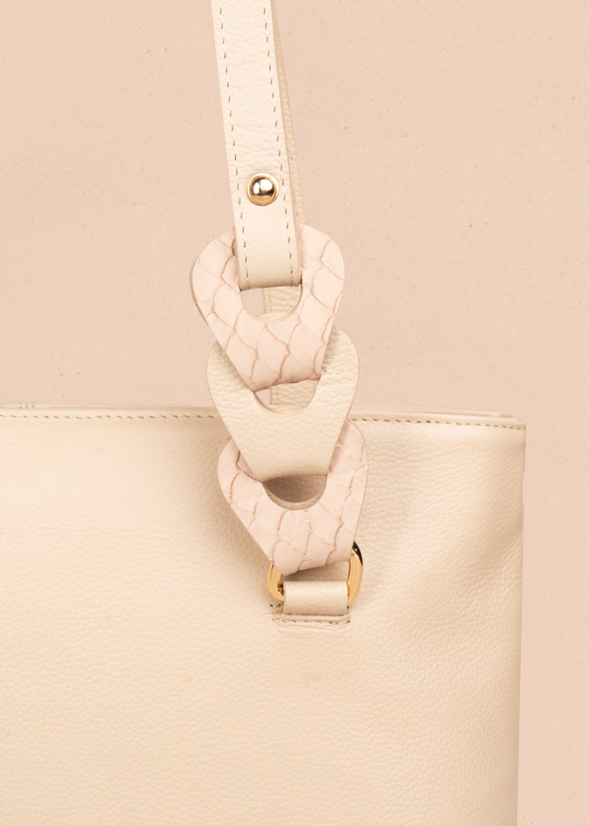 Bolso tipo cartera en cuero color beige con asas en eslabón 105784