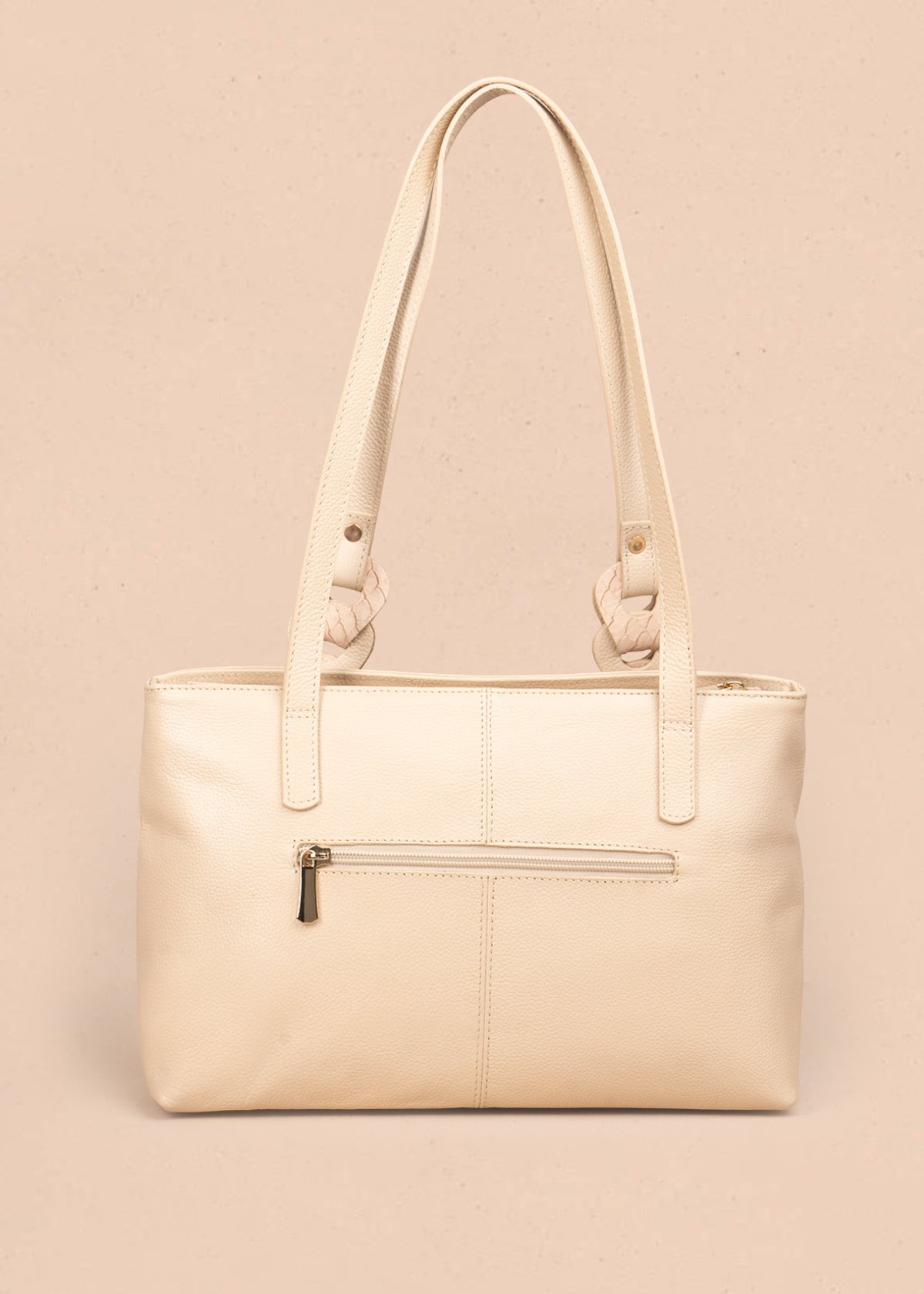 Bolso tipo cartera en cuero color beige con asas en eslabón 105784