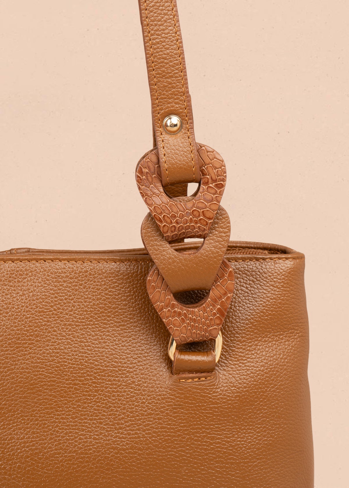 Bolso tipo cartera en cuero color miel con asas en eslabón 105784