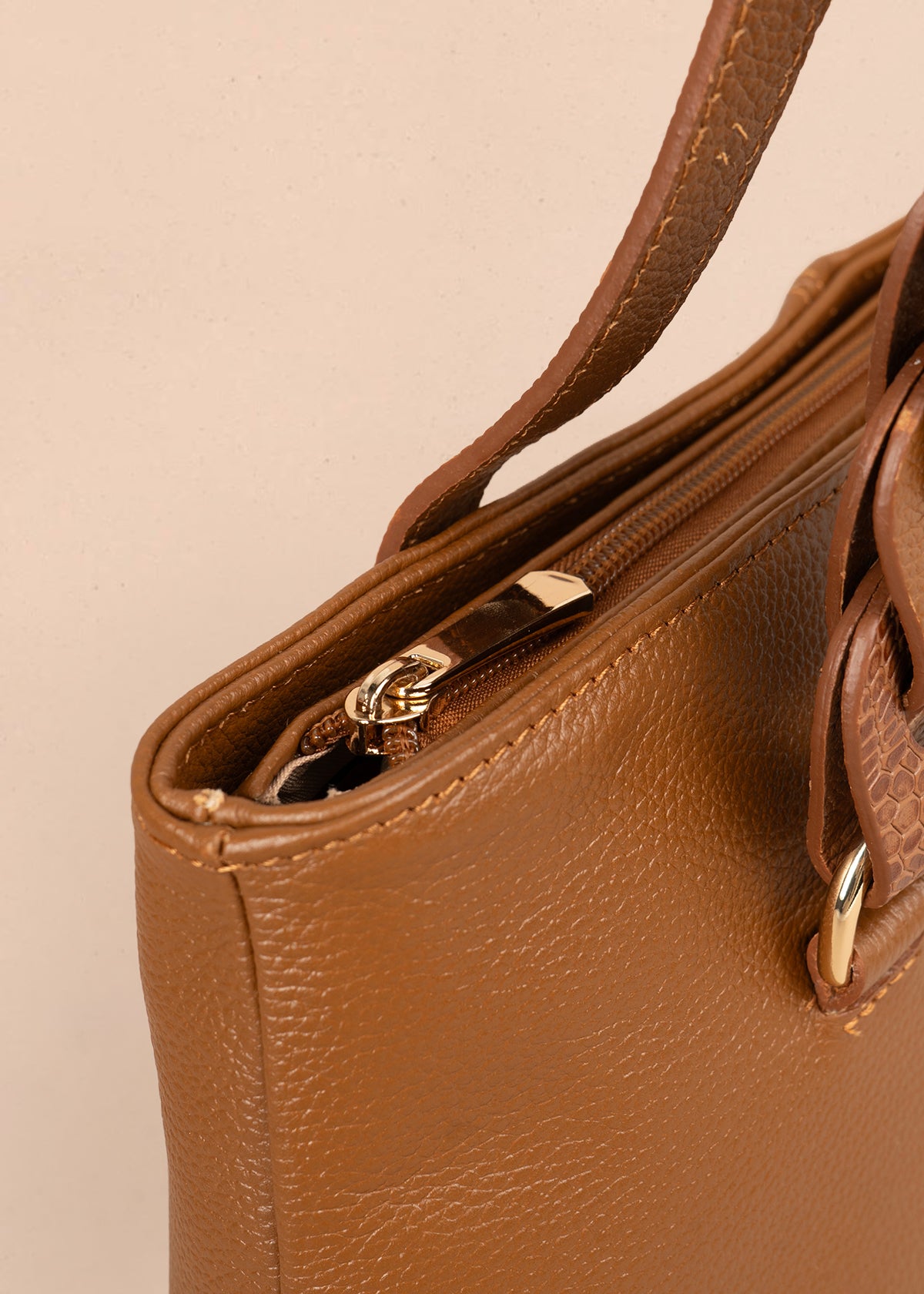 Bolso tipo cartera en cuero color miel con asas en eslabón 105784