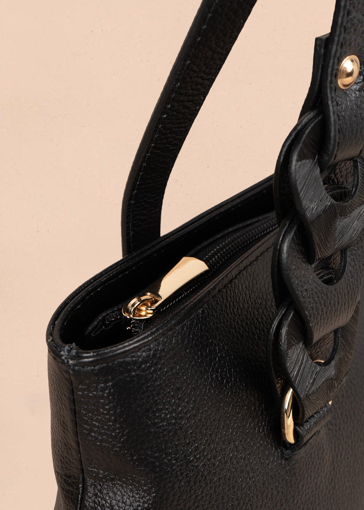 Bolso tipo cartera en cuero color negro con asas en eslabón 105784