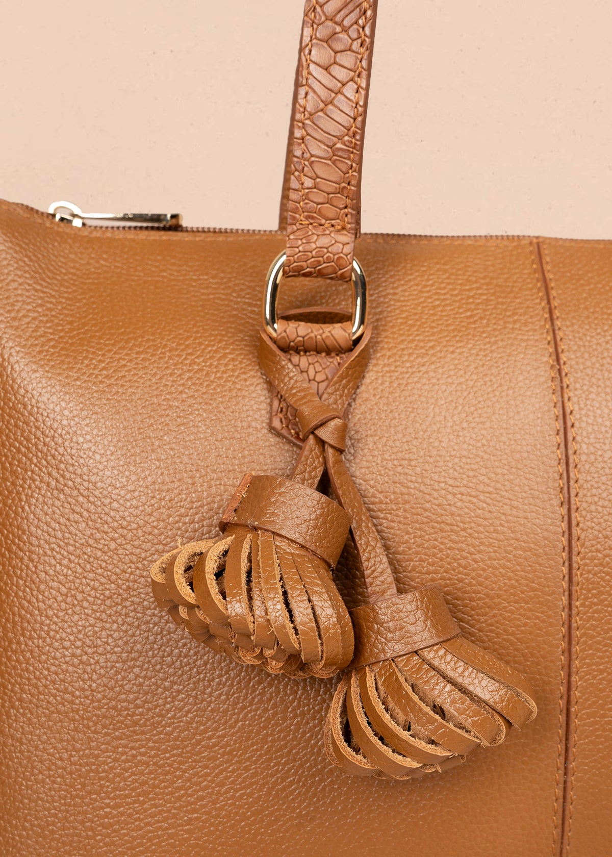 Bolso tipo shopping en cuero color miel con asas textura croco 105785