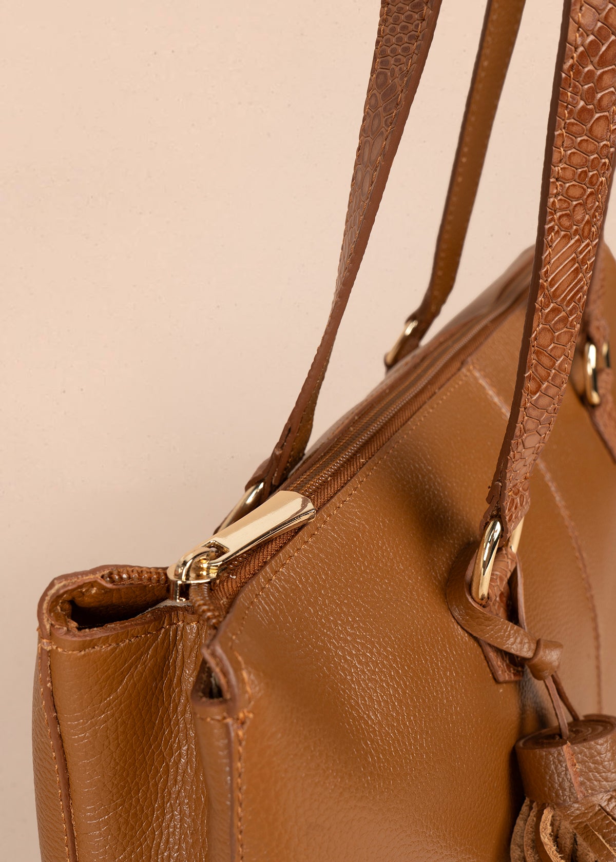 Bolso tipo shopping en cuero color miel con asas textura croco 105785