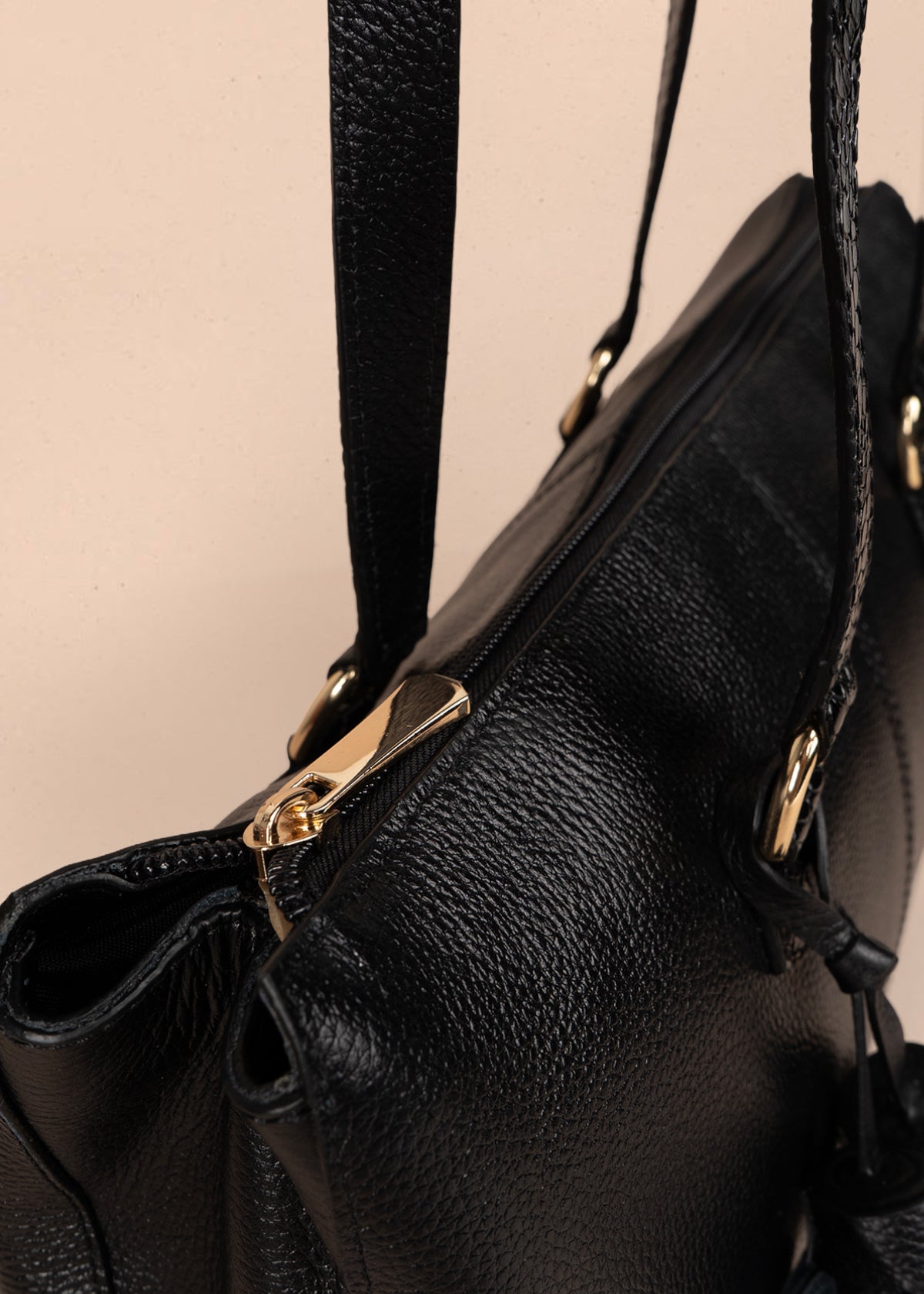 Bolso tipo shopping en cuero color negro con asas textura croco 105785