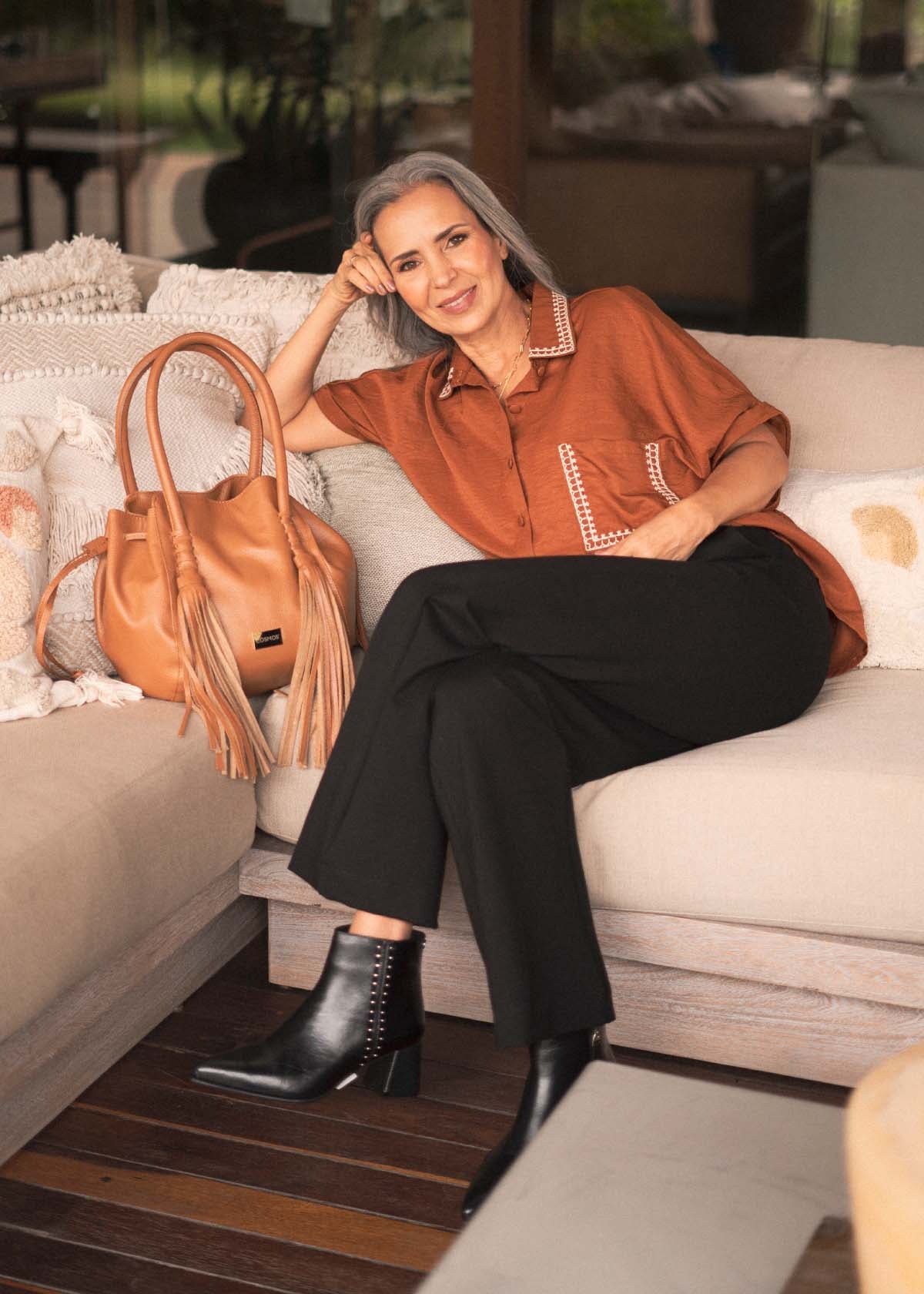 Bolso tipo cartera en cuero color miel con flecos 105787