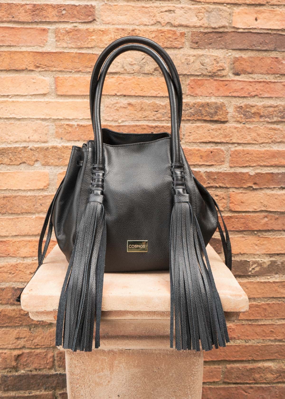 Bolso tipo cartera en cuero color negro con flecos 105787
