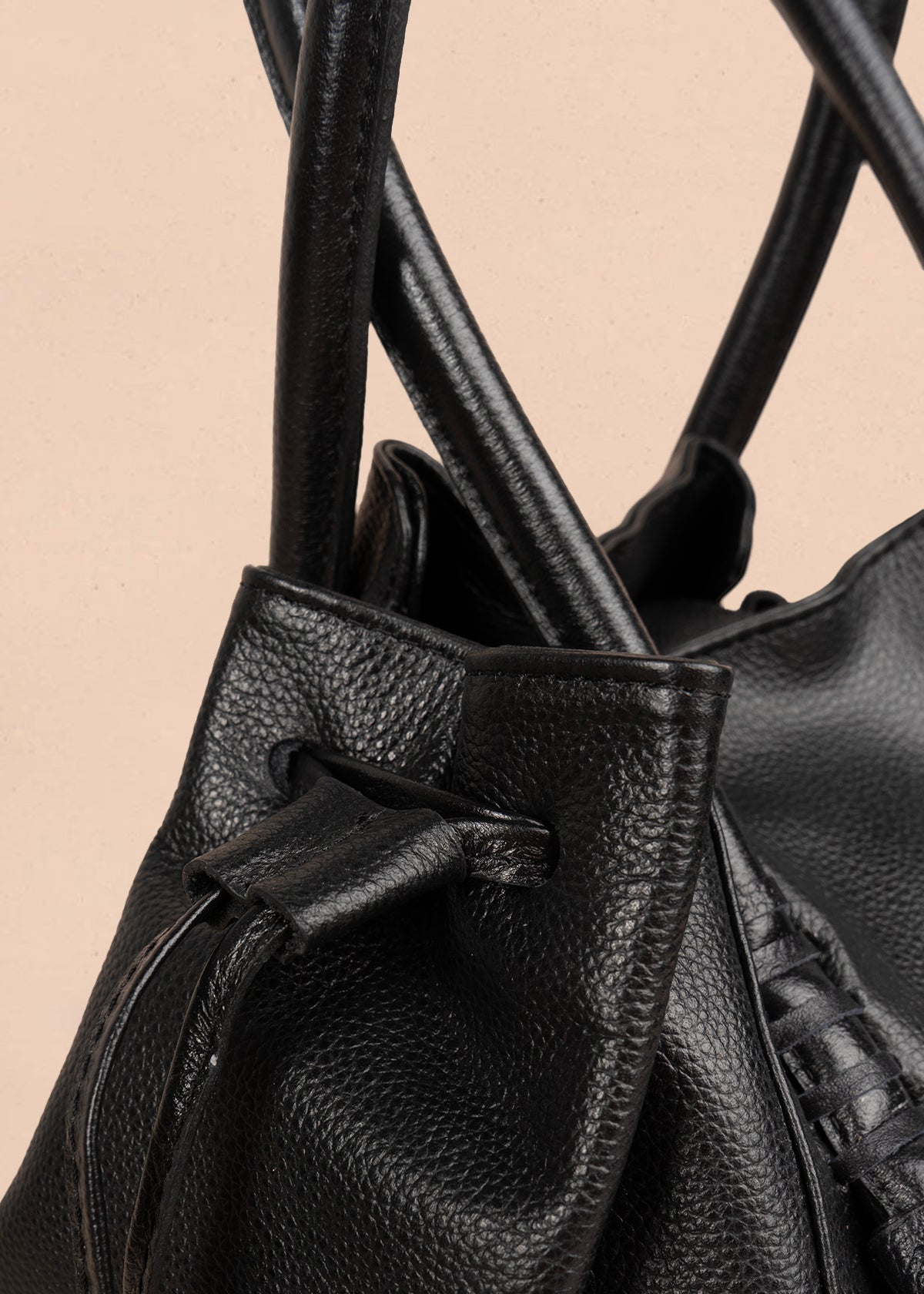 Bolso tipo cartera en cuero color negro con flecos 105787