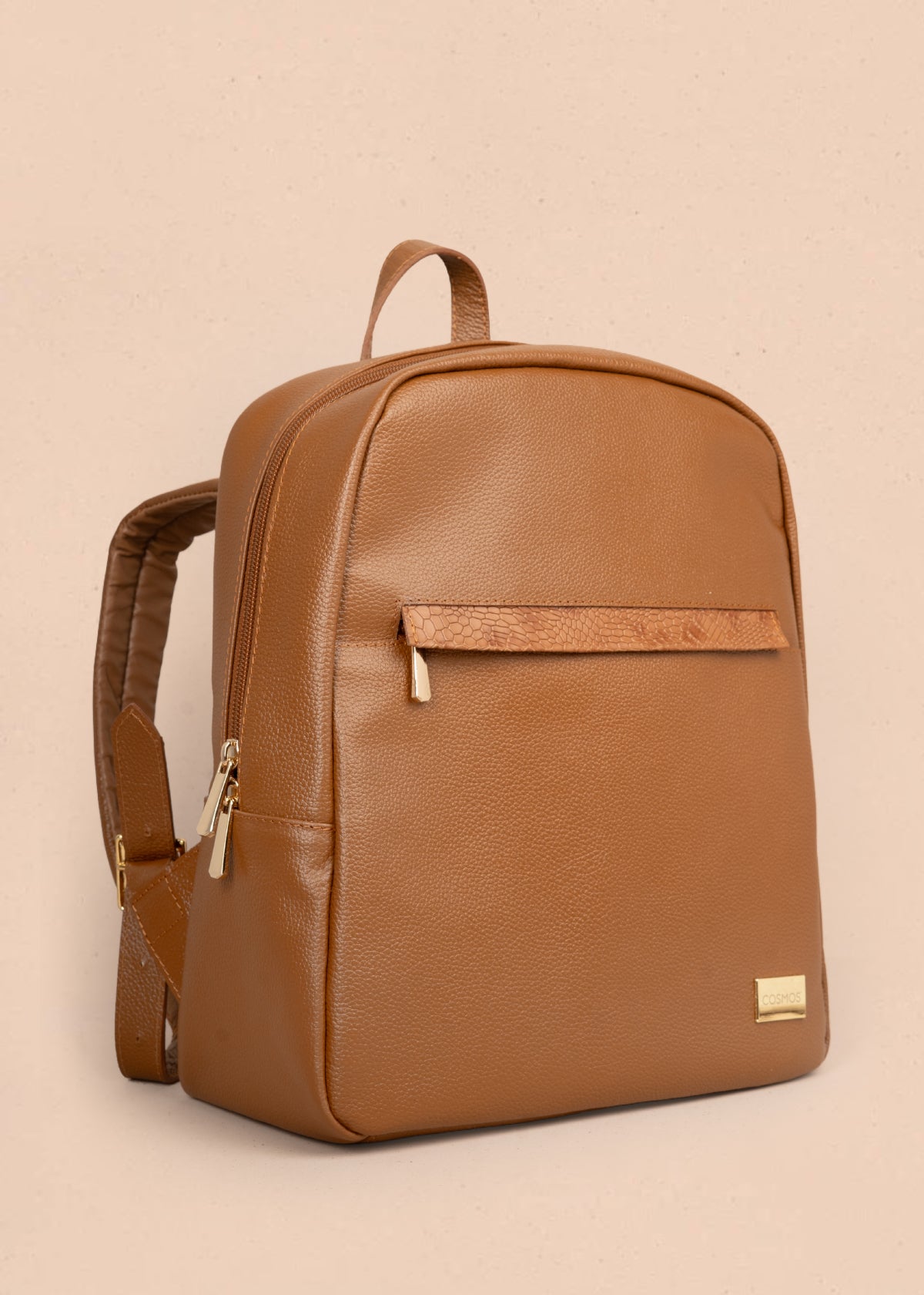 Morral en cuero color miel con cierre frontal y detalle en textura croco 105789