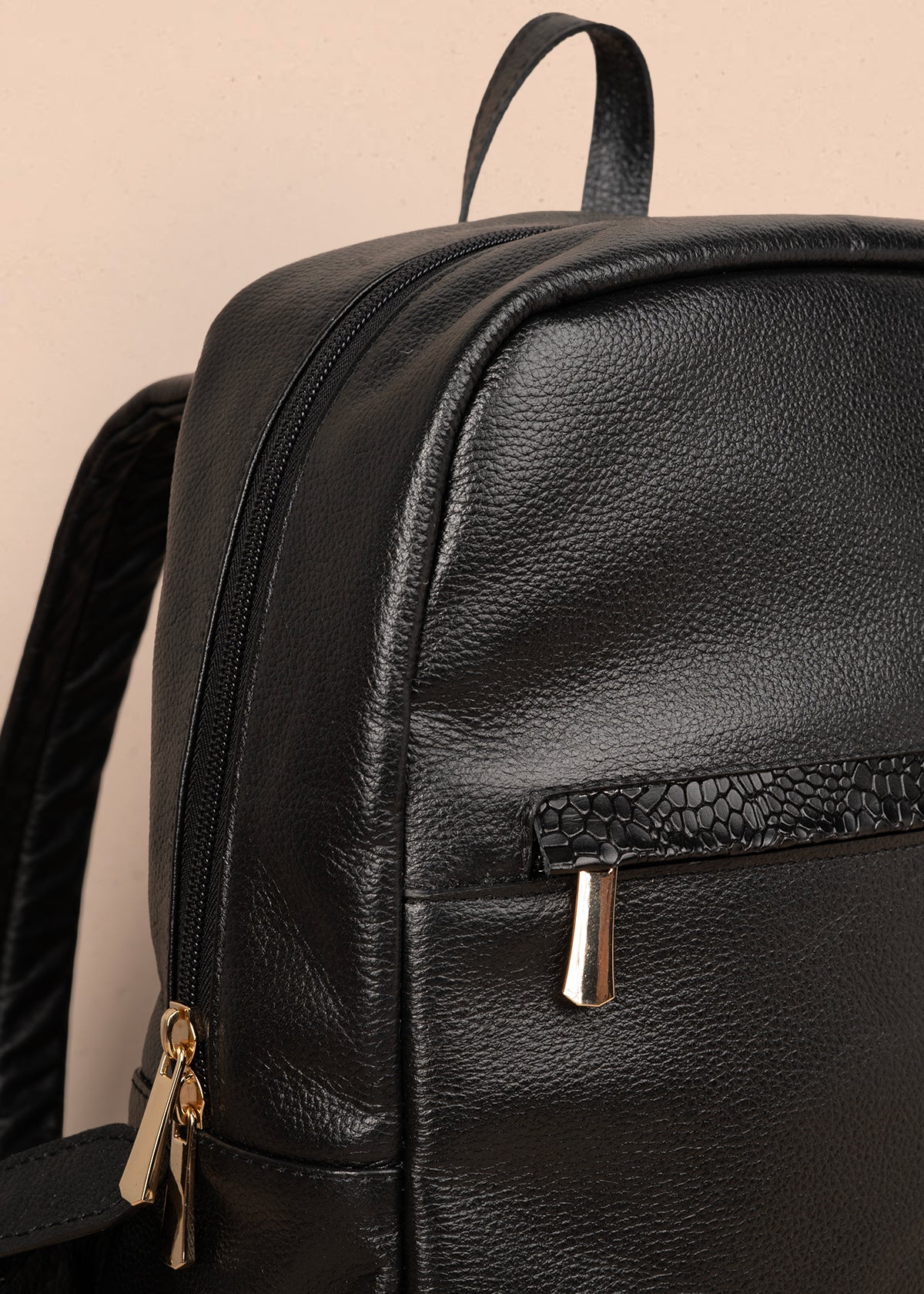 Morral en cuero color negro con cierre frontal y detalle en textura croco 105789