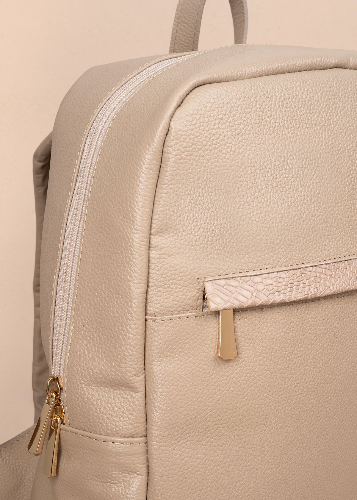 Morral en cuero color taupe con cierre frontal y detalle en textura croco 105789