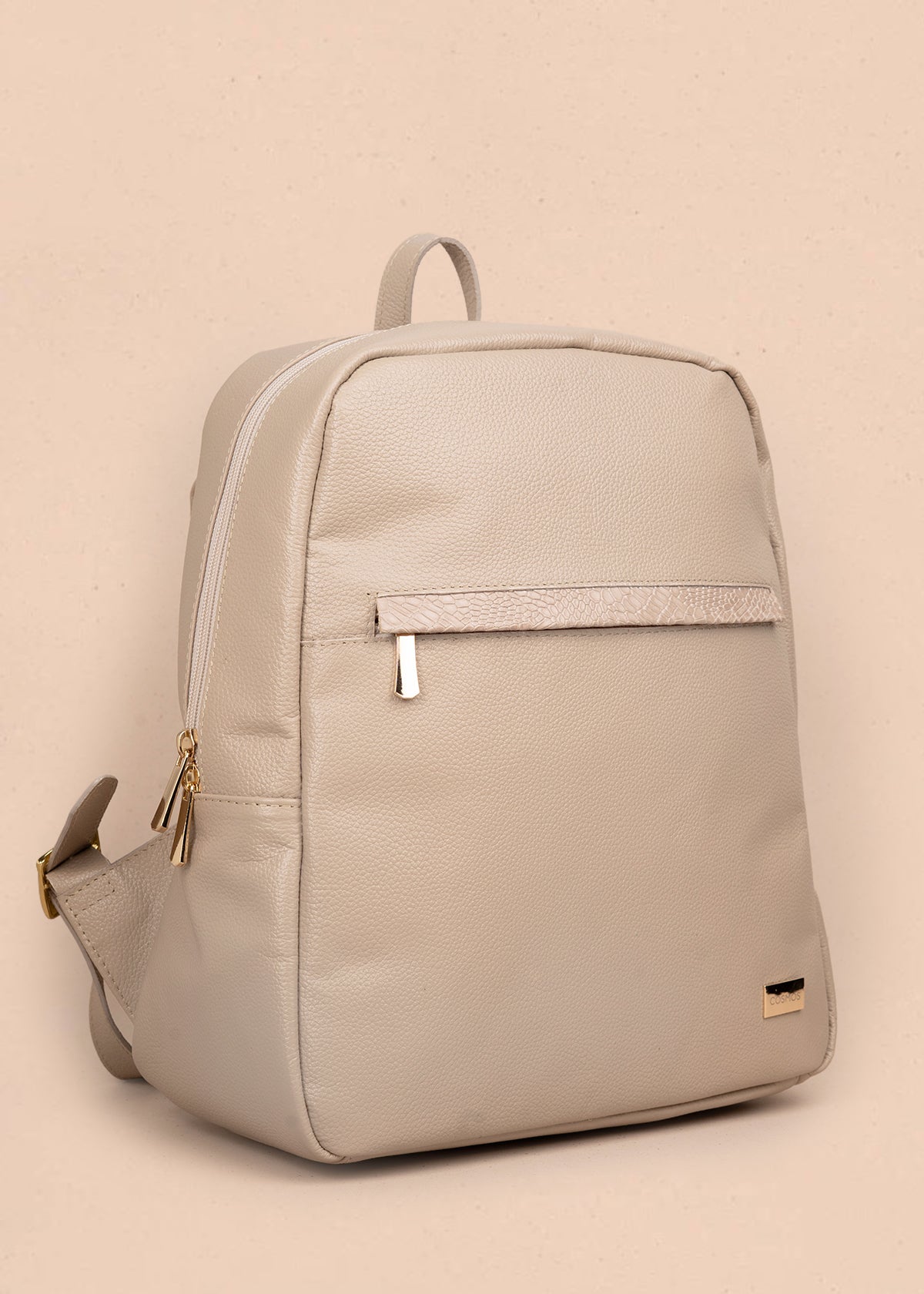 Morral en cuero color taupe con cierre frontal y detalle en textura croco 105789