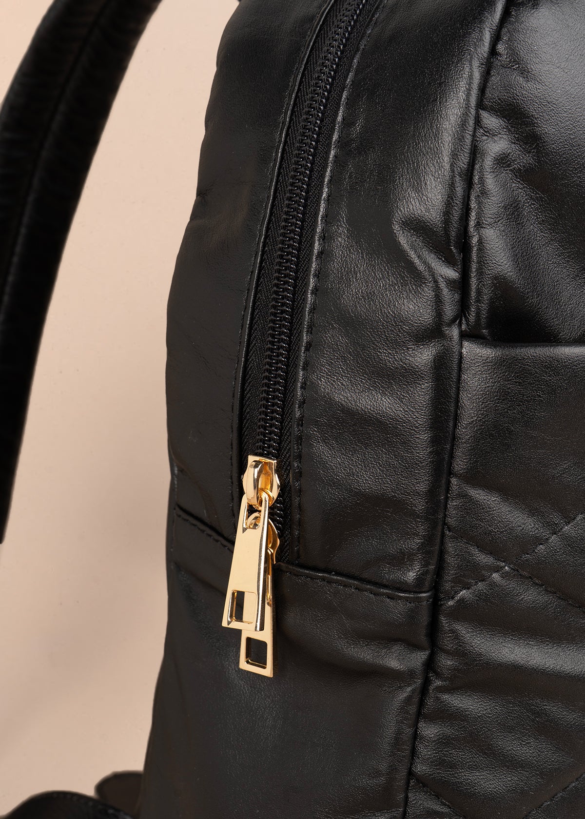 Morral en cuero color negro con costuras en rombos 105790