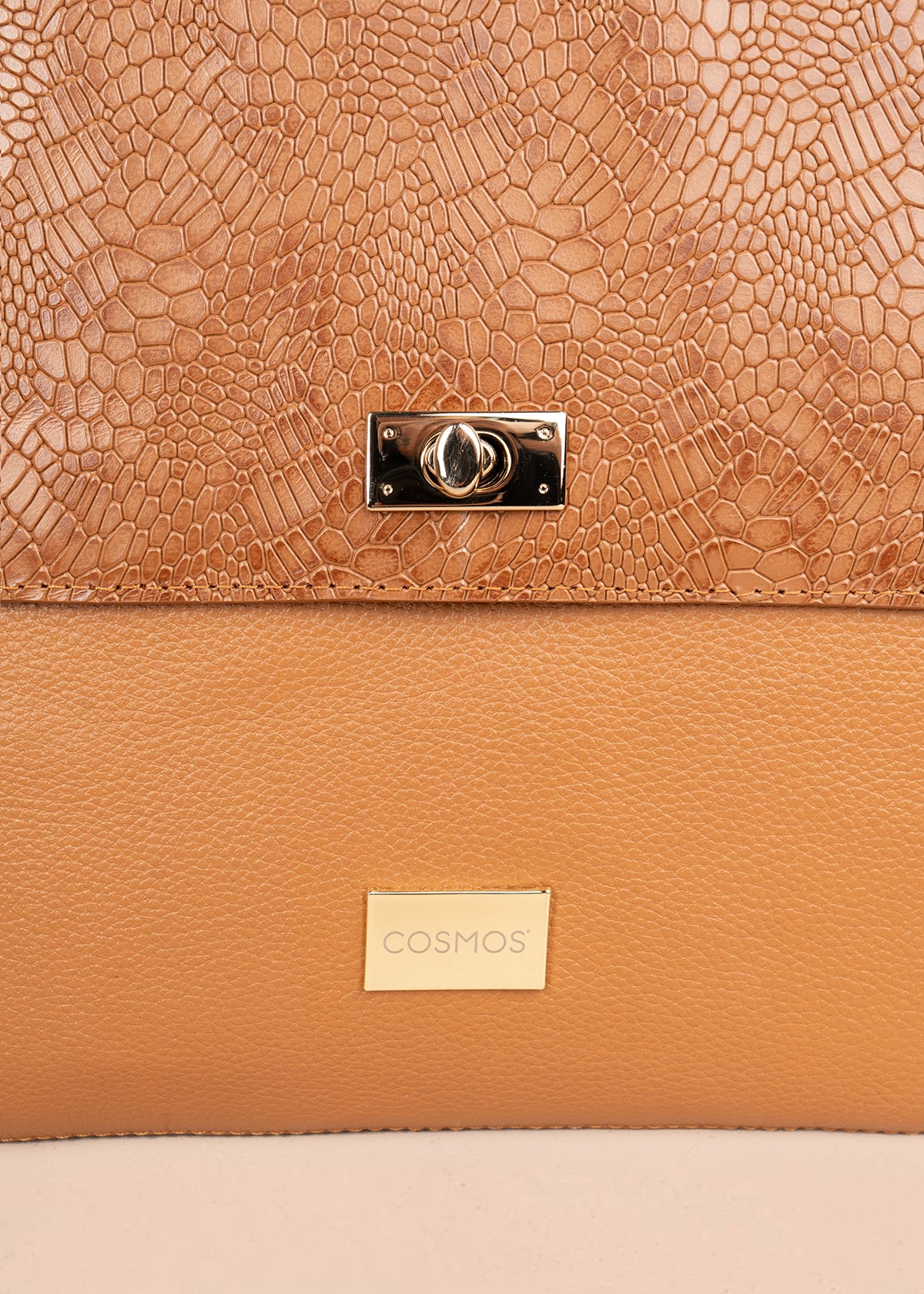 Morral en cuero color miel con textura 105791