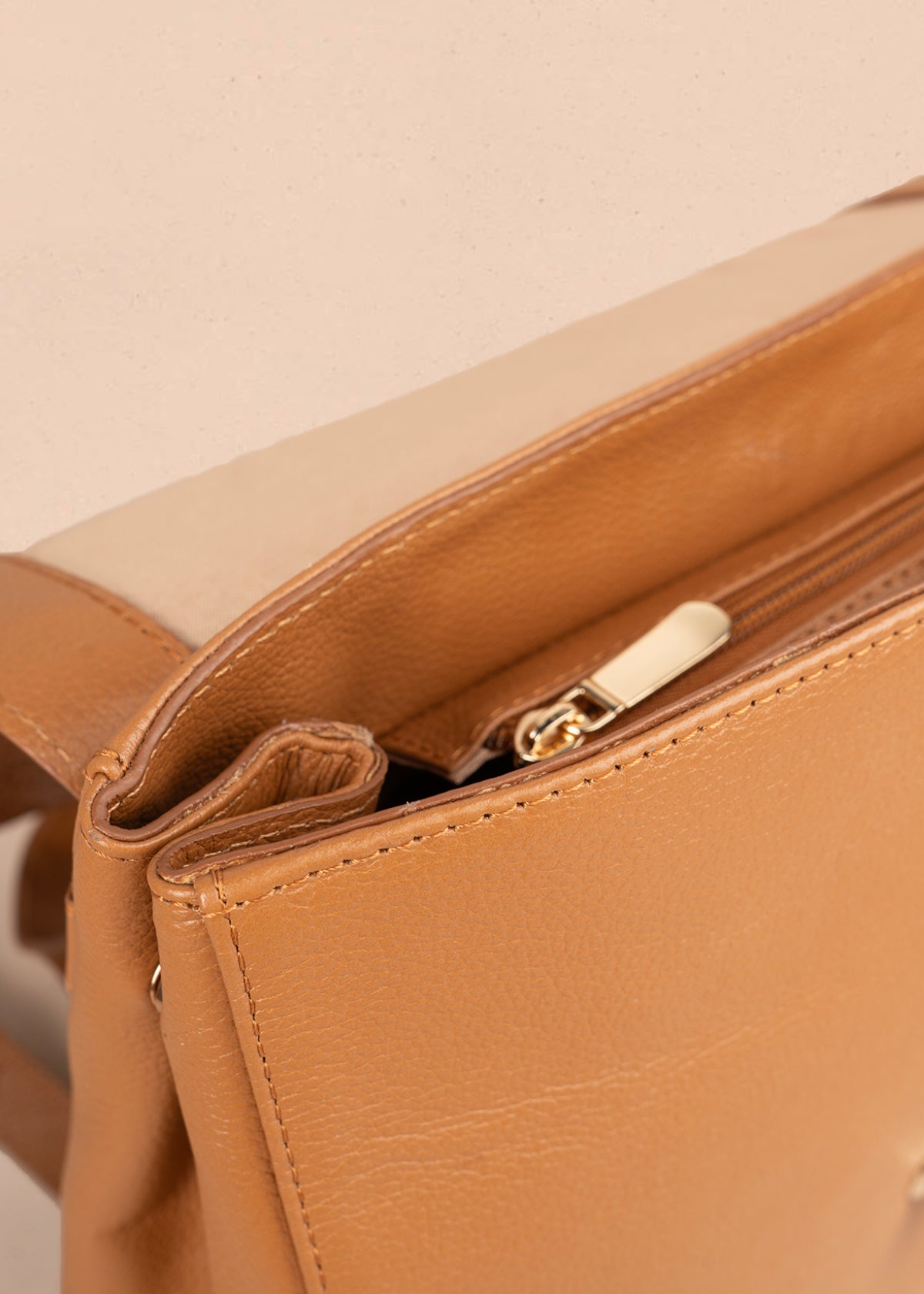 Morral en cuero color miel con textura 105791