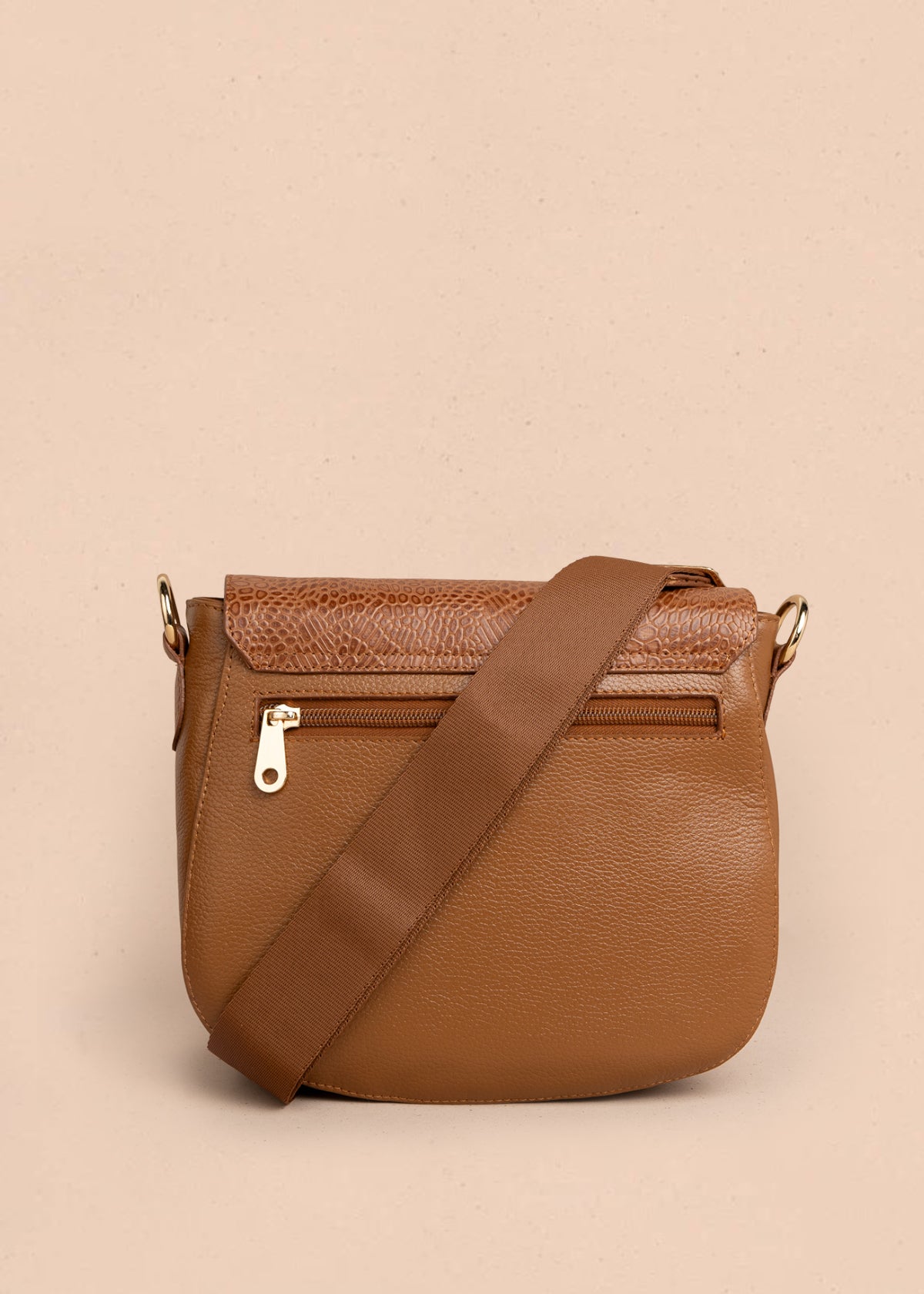 Bolso manos libres en cuero color miel con solapa textura croco 105792