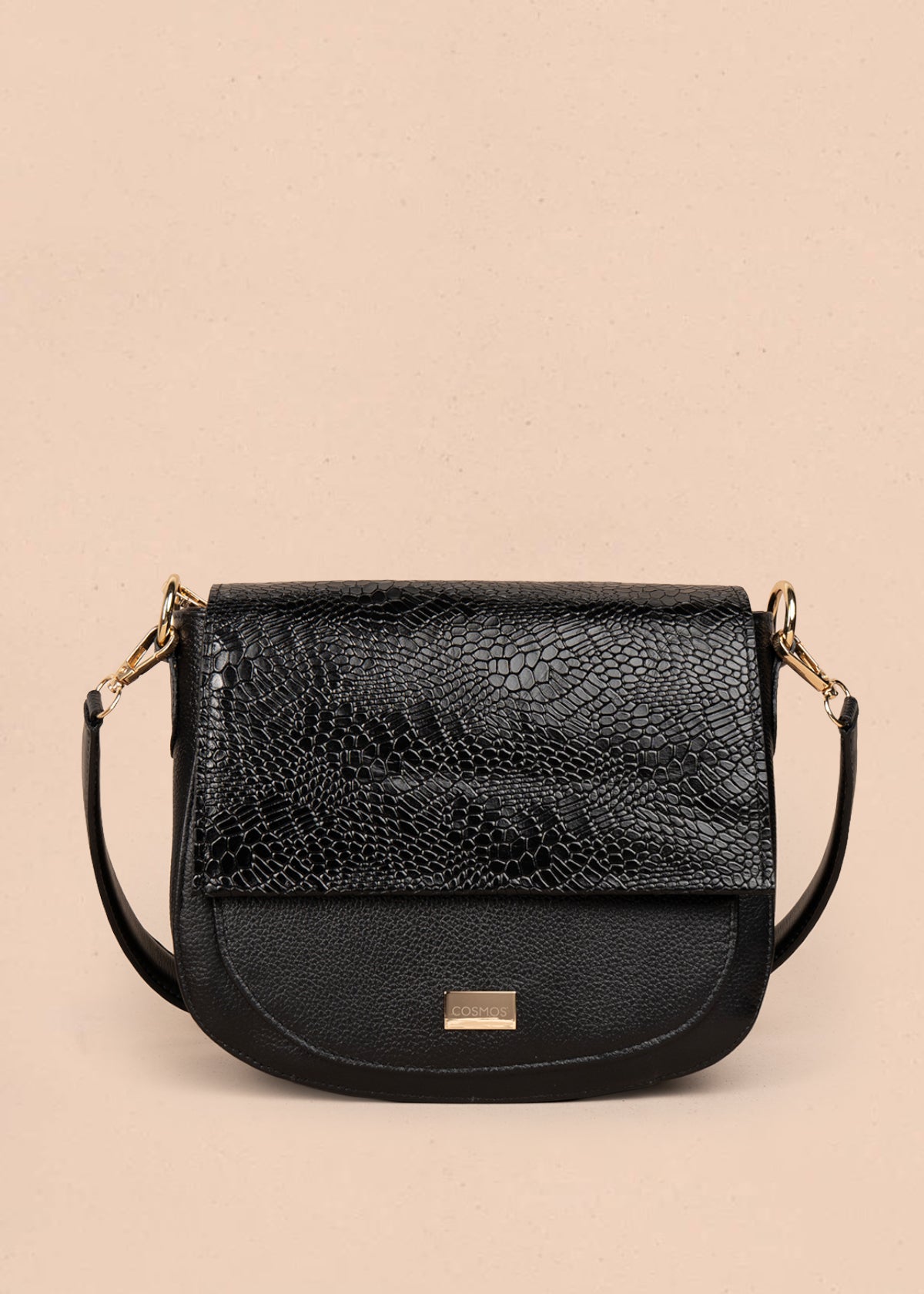 Bolso manos libres en cuero color negro con solapa textura croco 105792