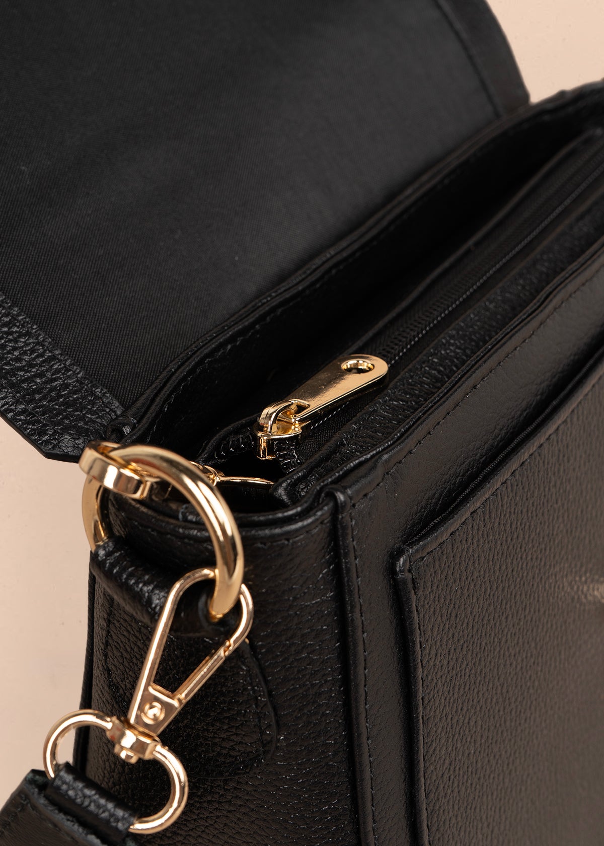 Bolso manos libres en cuero color negro con solapa textura croco 105792