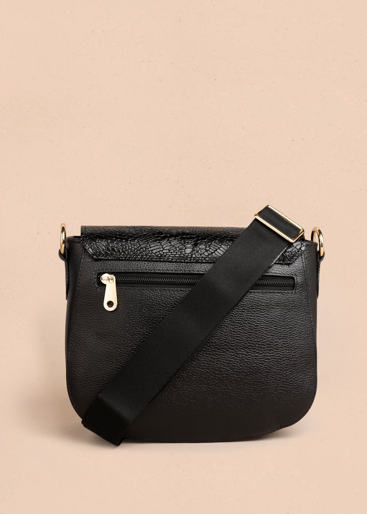 Bolso manos libres en cuero color negro con solapa textura croco 105792