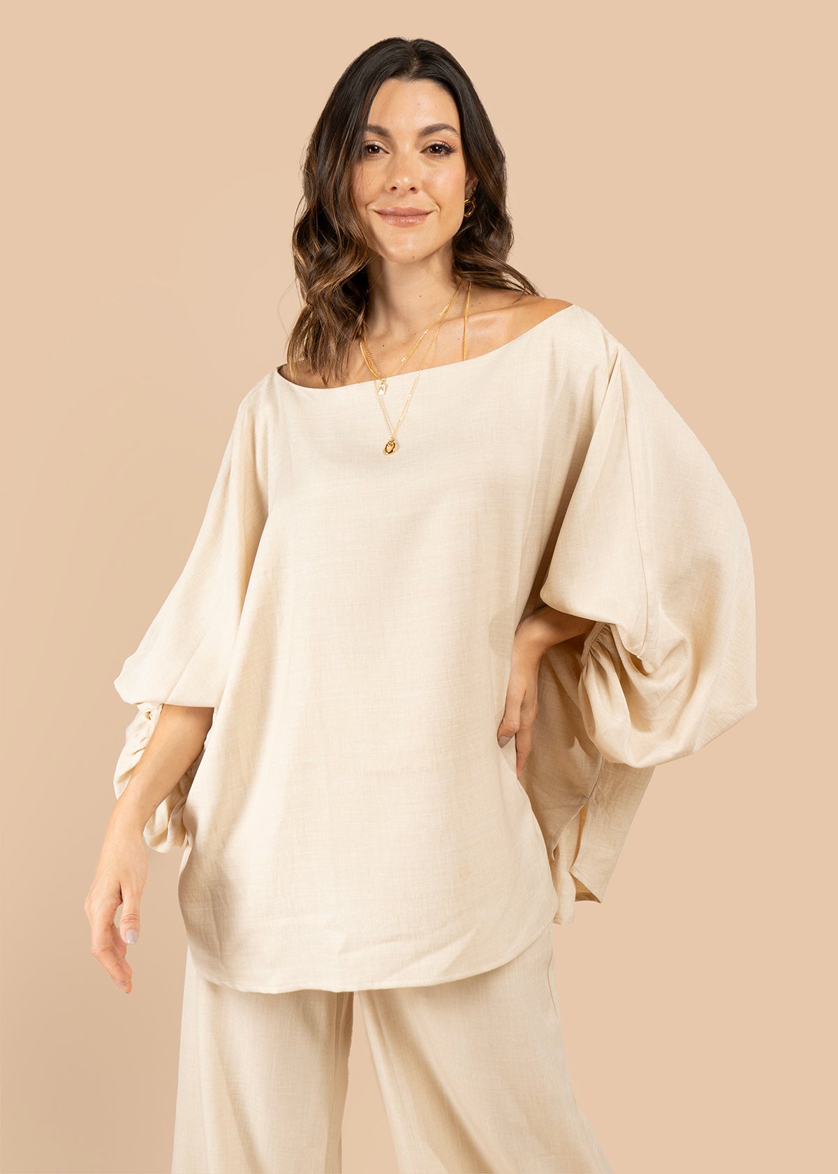 Blusa color arena cuello bandeja 105793