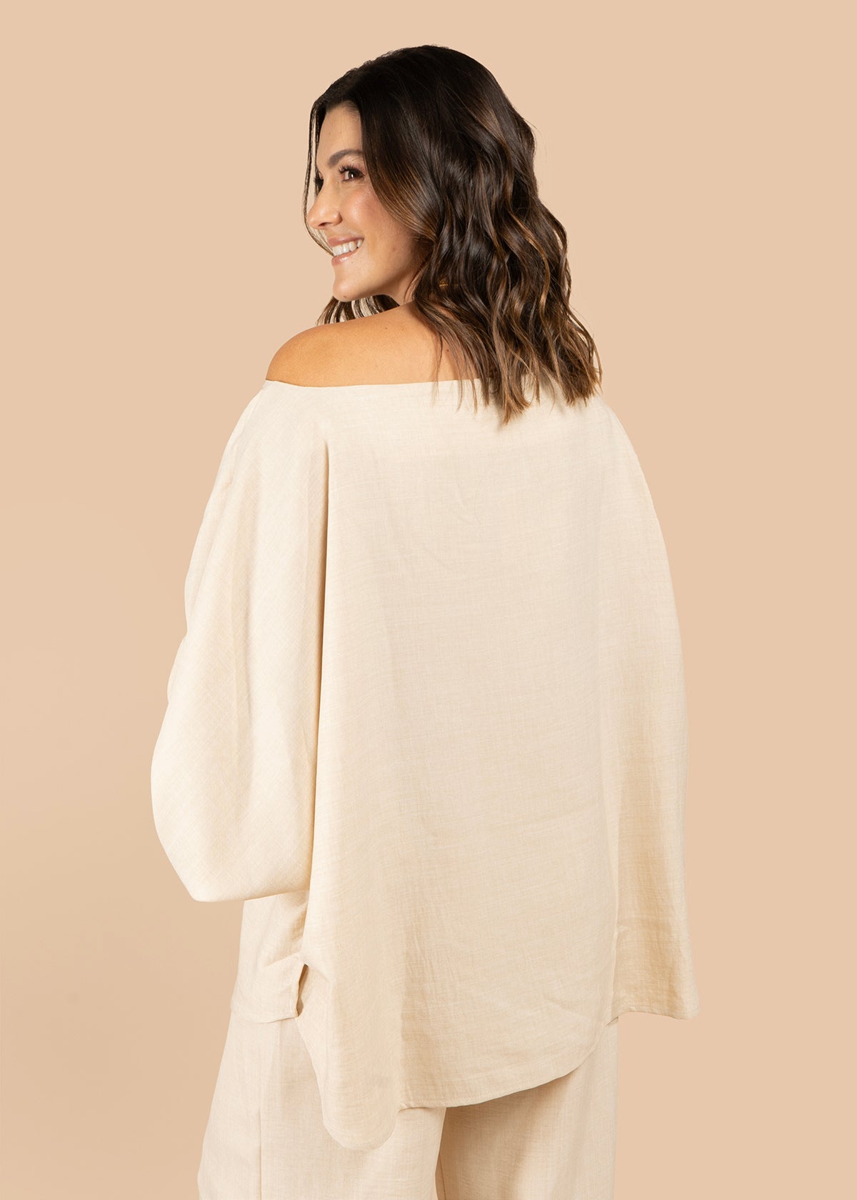 Blusa color arena cuello bandeja 105793