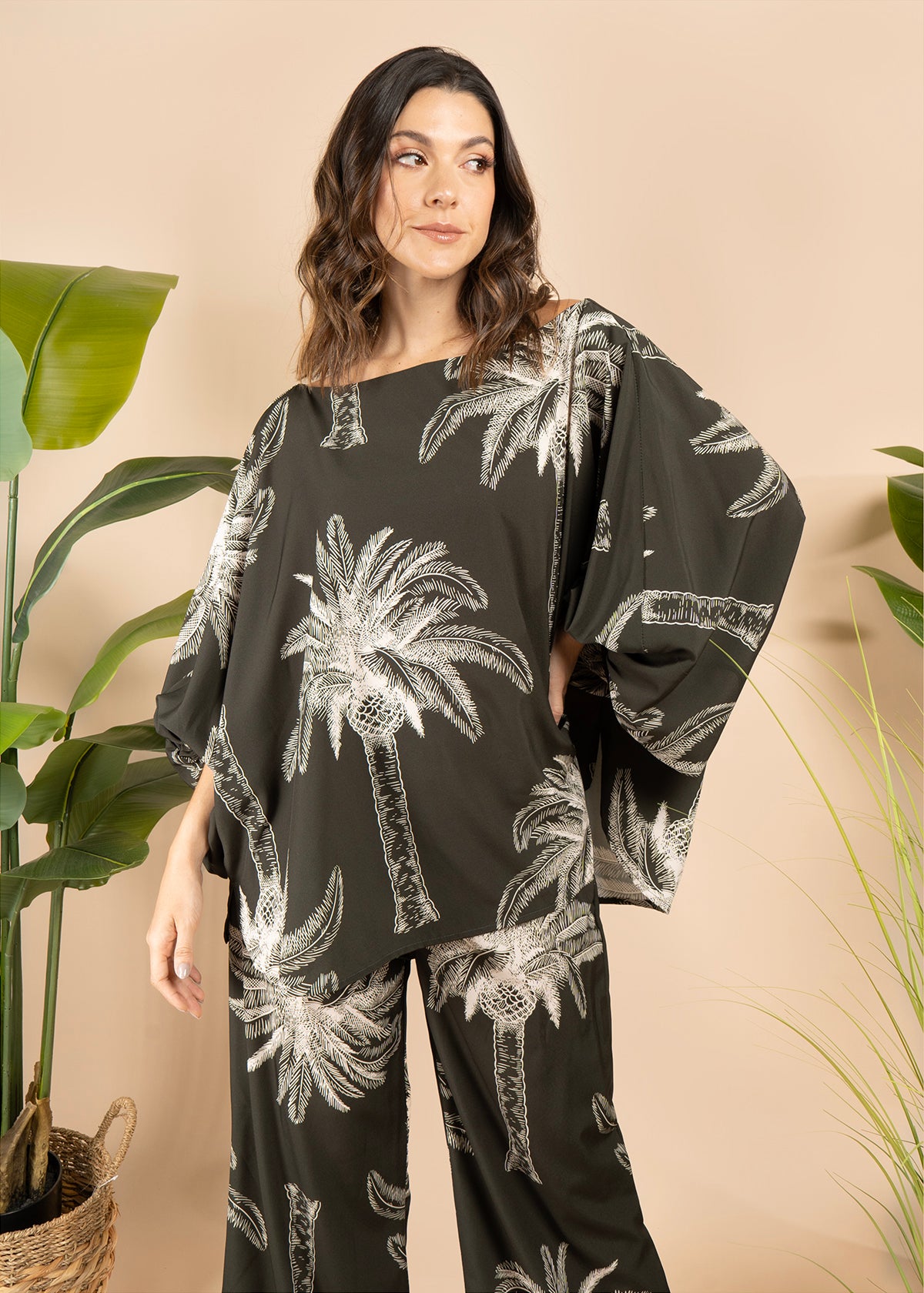 Blusa color verde con estampado de palmeras 105795