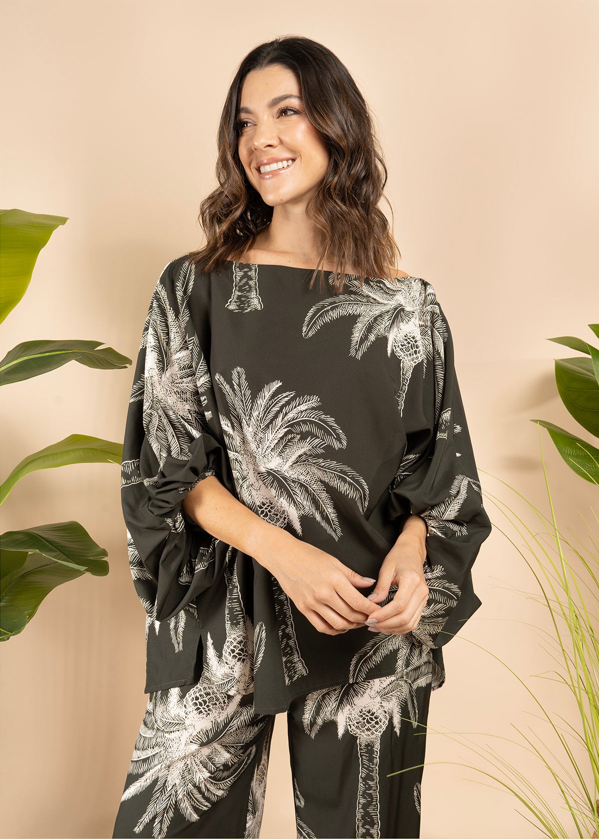 Blusa color verde con estampado de palmeras 105795