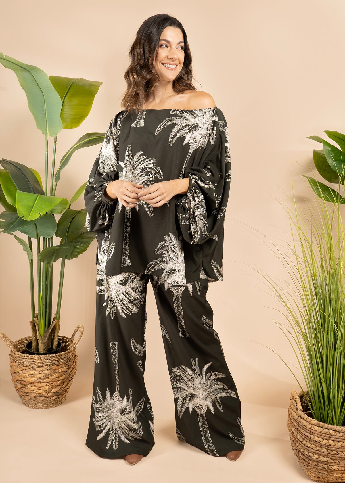 Blusa color verde con estampado de palmeras 105795