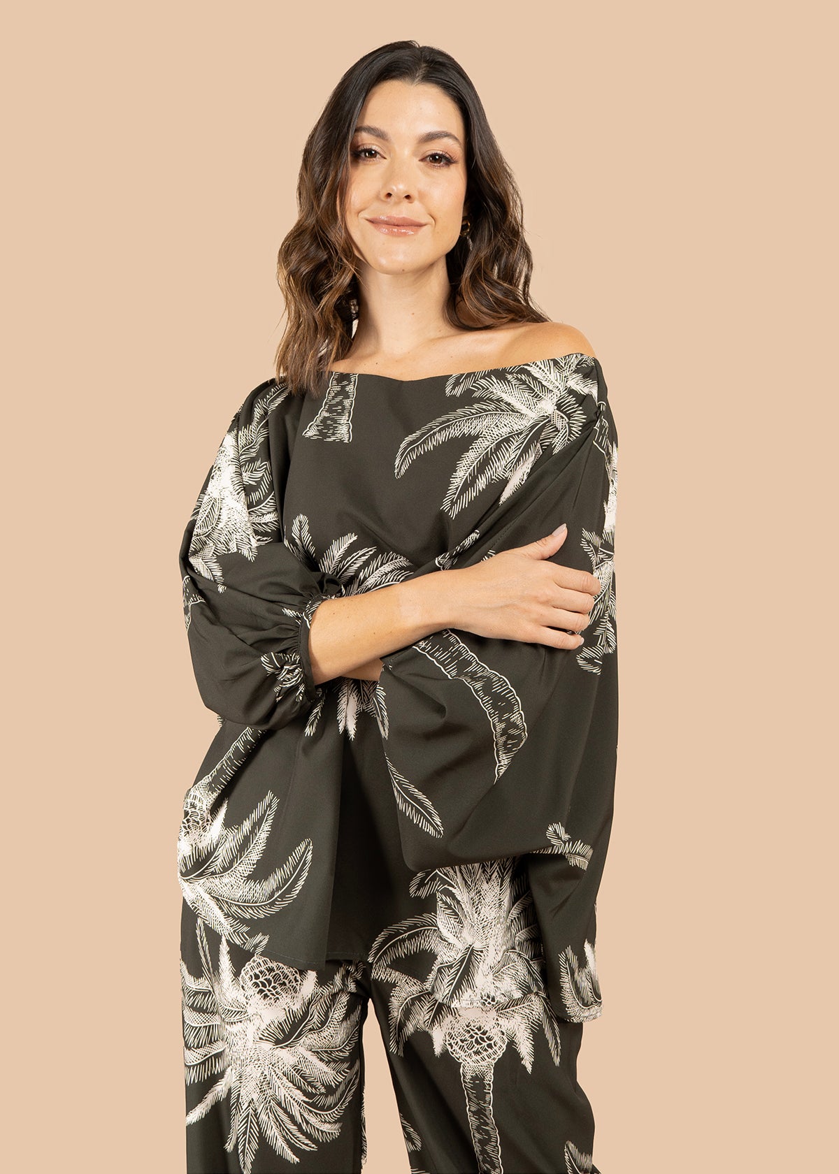 Blusa color verde con estampado de palmeras 105795