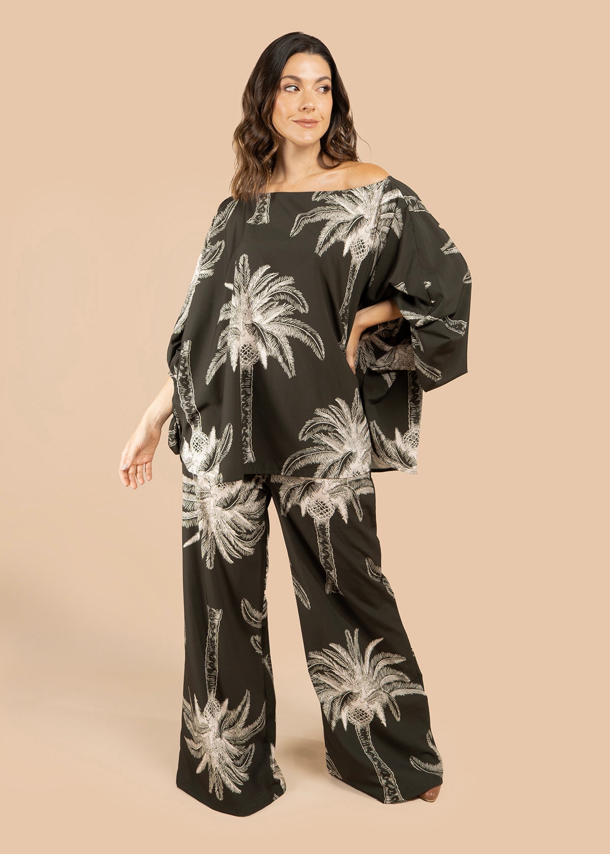 Blusa color verde con estampado de palmeras 105795
