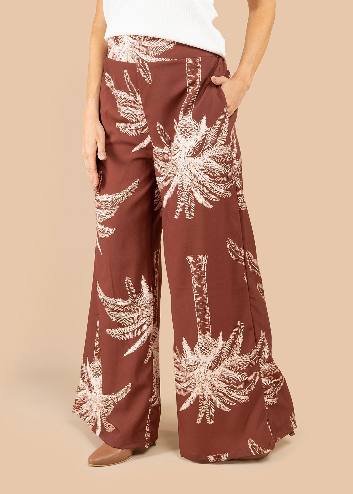 Pantalón color café con estampado de palmeras 105796