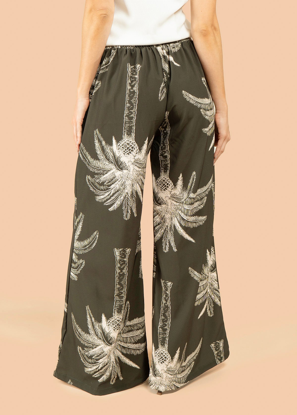 Pantalón color verde con estampado de palmeras 105796