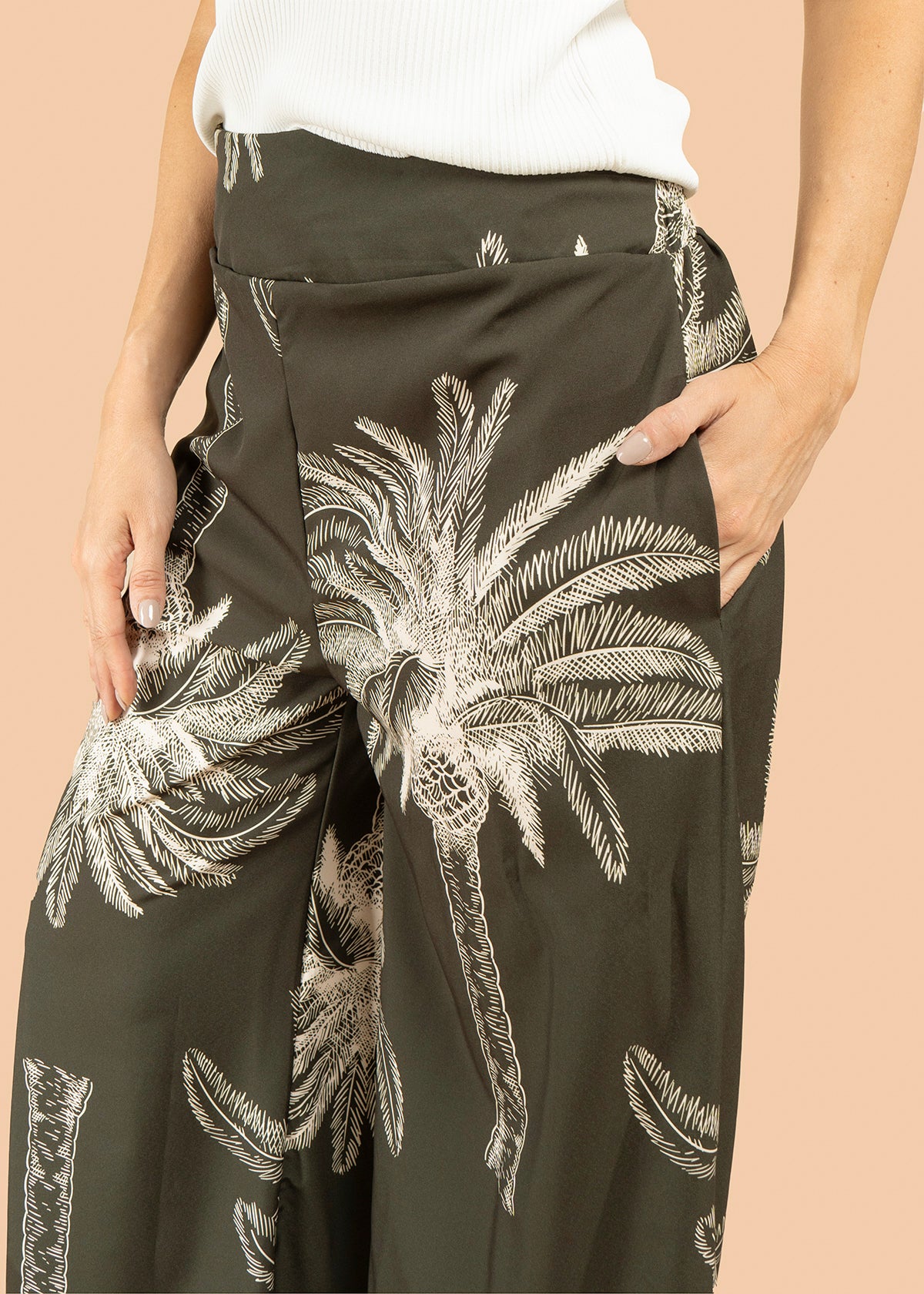 Pantalón color verde con estampado de palmeras 105796