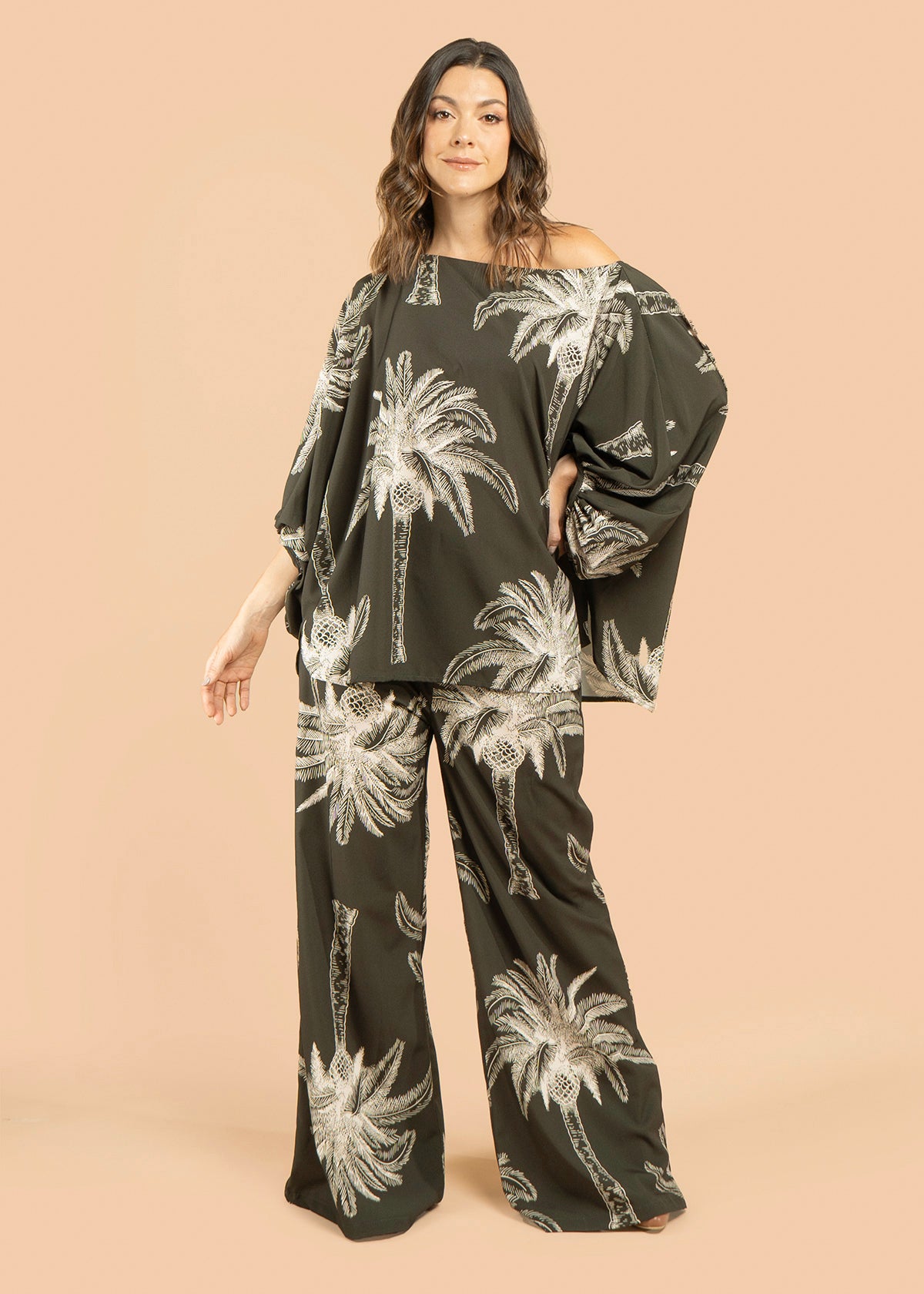 Pantalón color verde con estampado de palmeras 105796