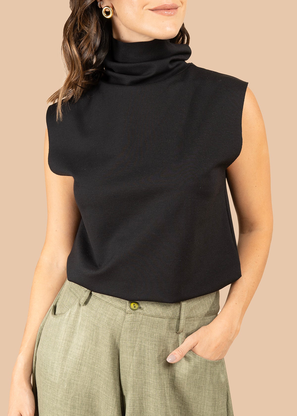 Camiseta color negro sin mangas con cuello alto 105798