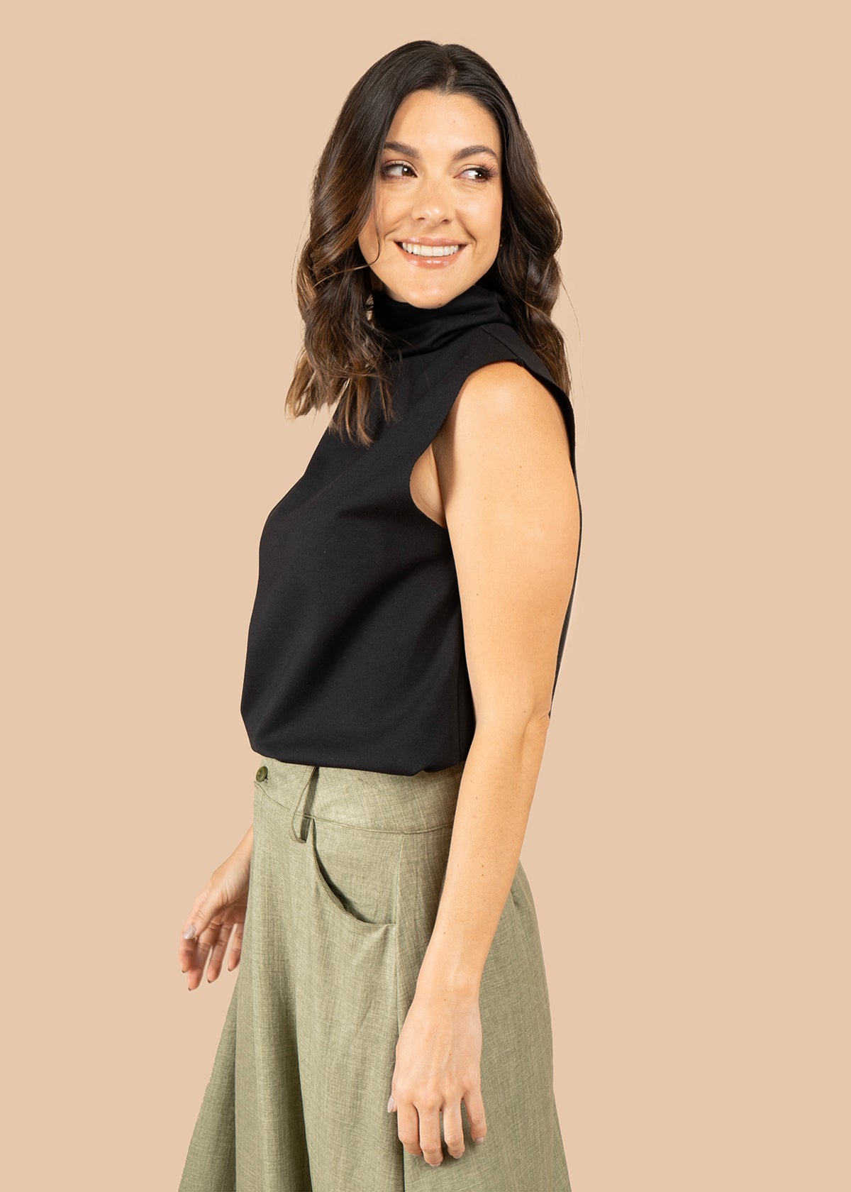 Camiseta color negro sin mangas con cuello alto 105798